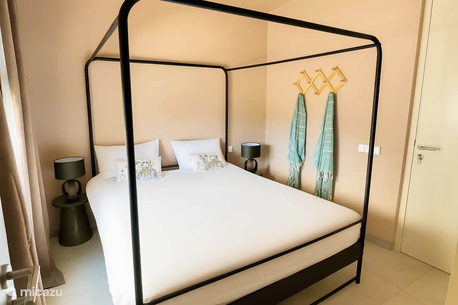 Les deux chambres ont chacune une salle de bain attenante. 