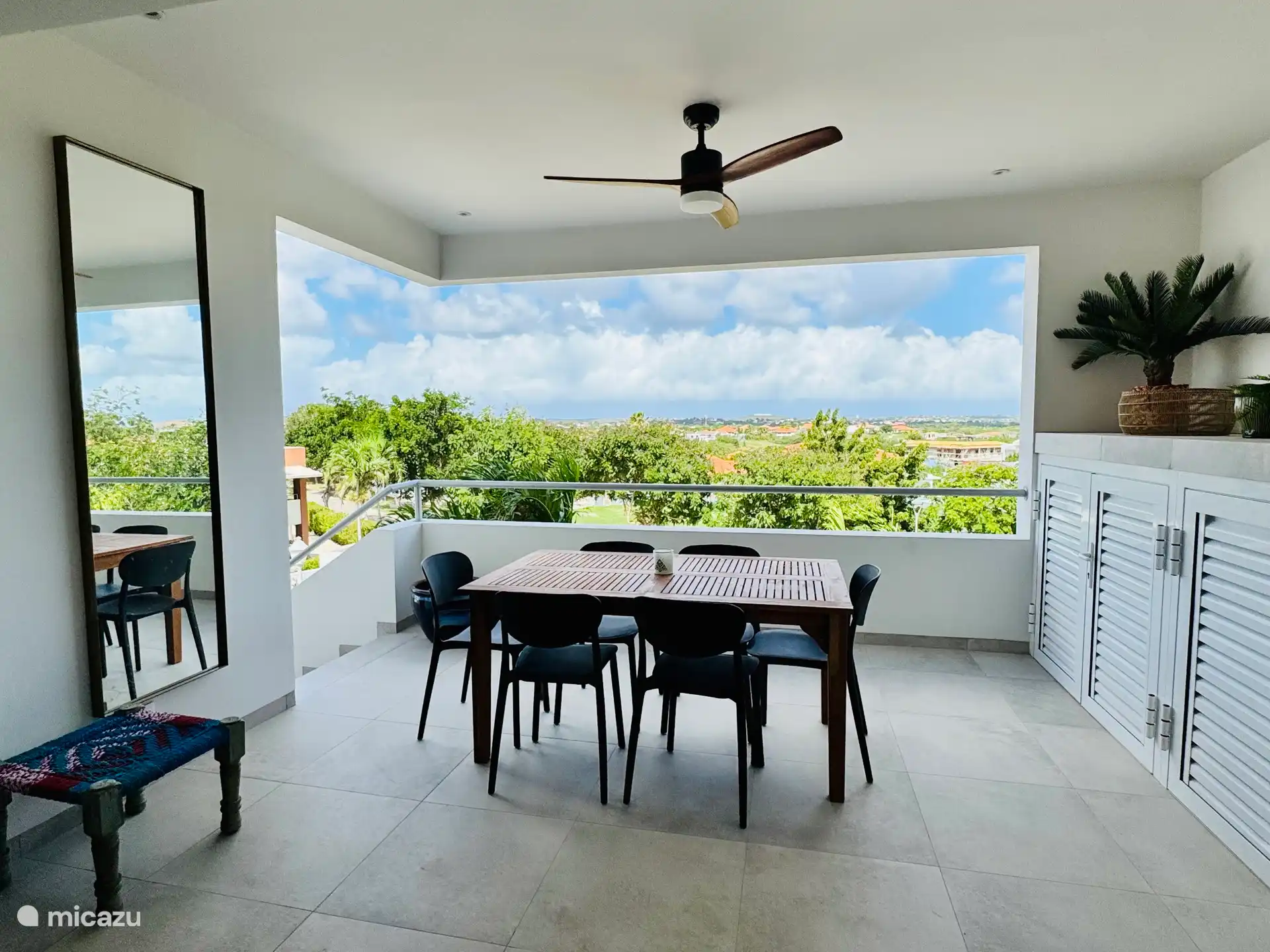 Le balcon est spacieux, avec des marches menant à la piscine (qui n’est pas devant l’appartement mais à côté). La table à manger peut être allongée pour que vous puissiez dîner ensemble.