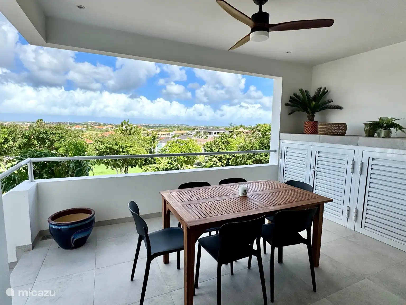 Le balcon offre une belle vue sur la verdure et est parfaitement situé au vent.