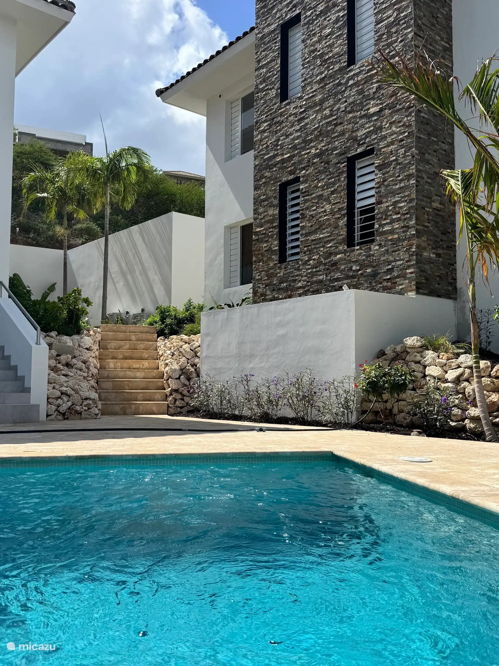 La piscine est située à côté des appartements et n’est partagée qu’avec les autres locataires des appartements. C’est merveilleusement calme.