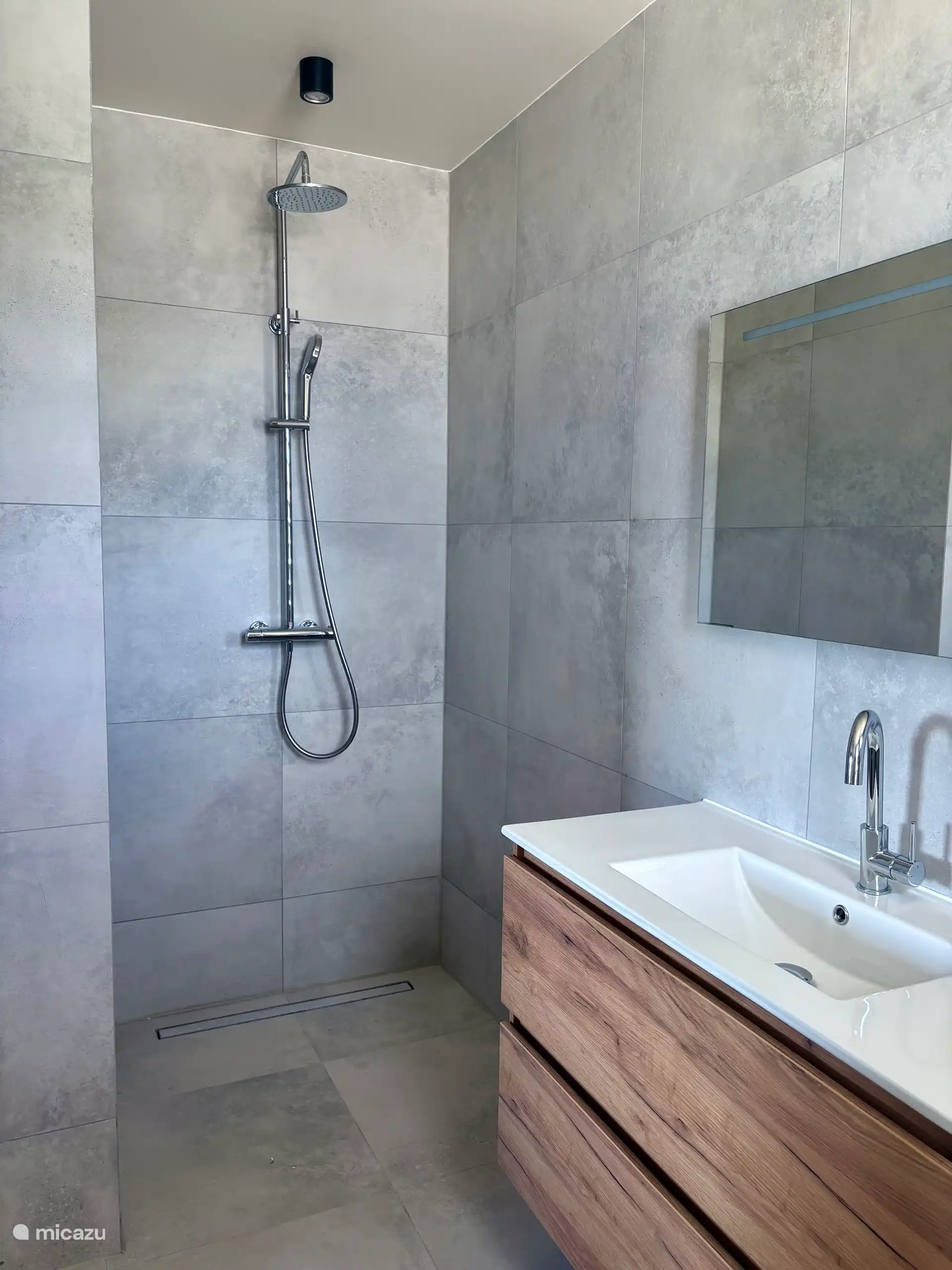 Les deux chambres disposent d’une salle de bain attenante.