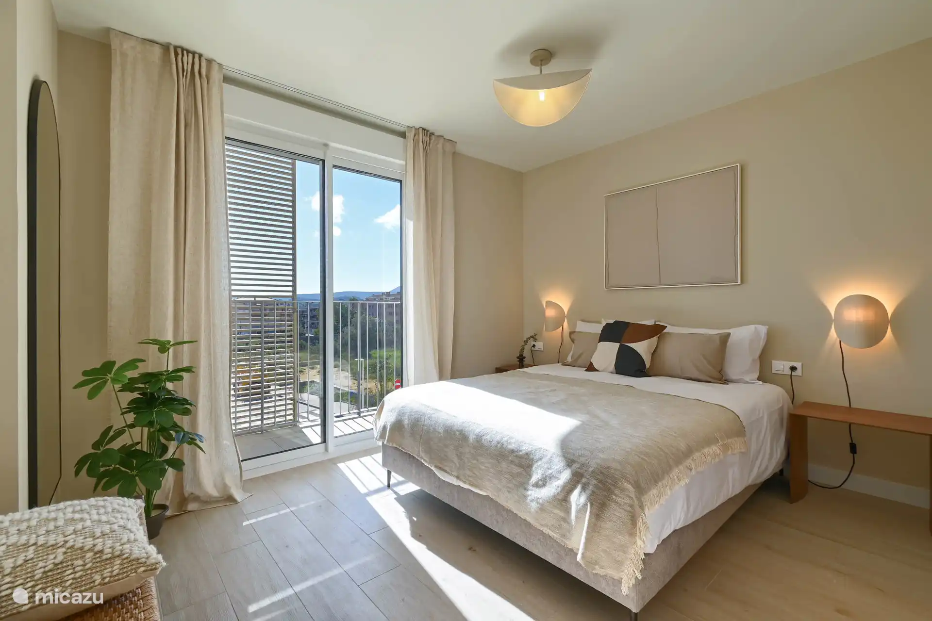 Dormitorio 1 con cama matrimonial, terraza, armario y baño en suite. 