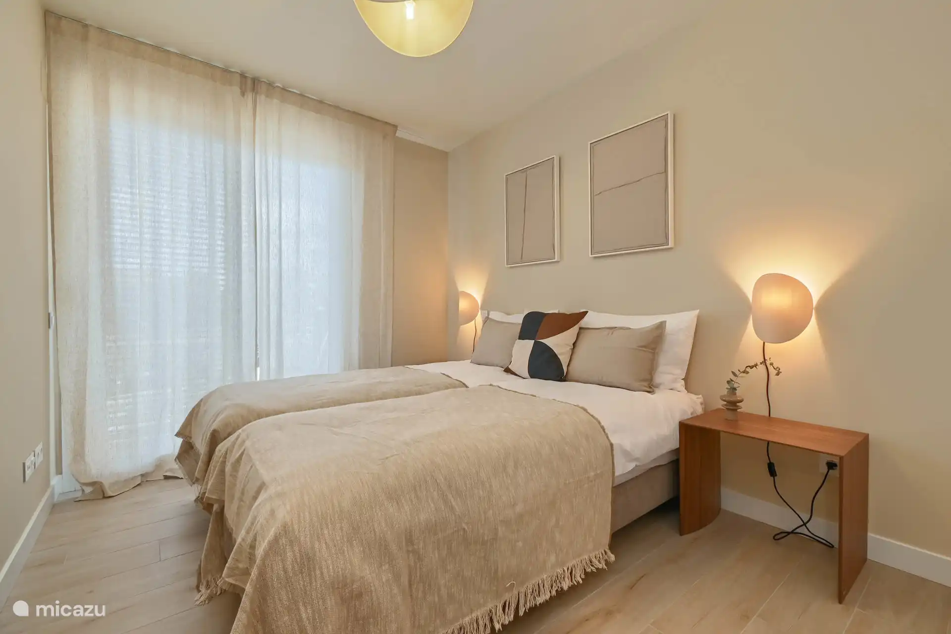 Dormitorio 3 con dos camas individuales, espacio para armarios y acceso al balcón