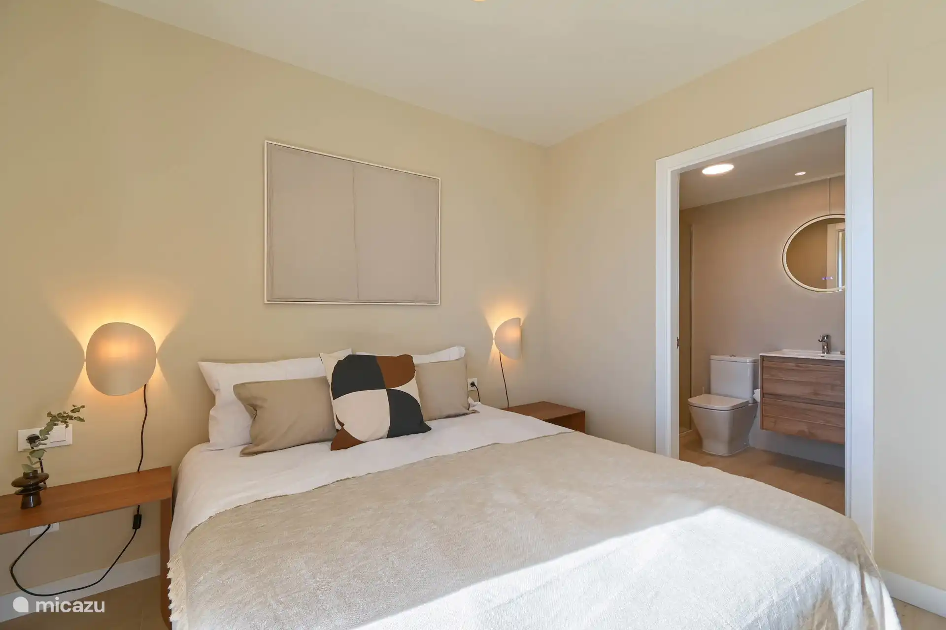 Dormitorio 1 con cama matrimonial, terraza, armario y baño en suite. 