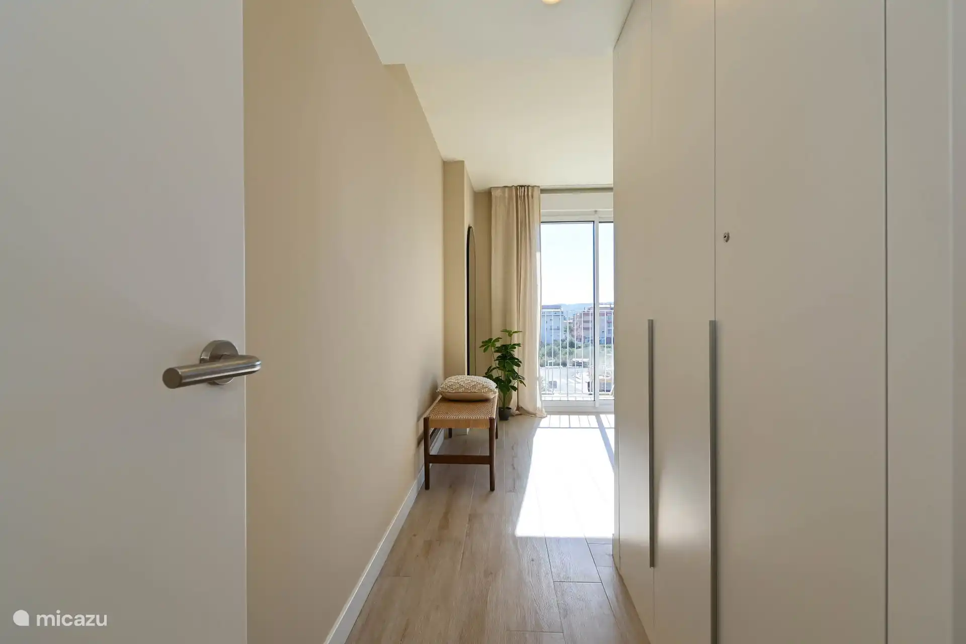 Dormitorio 1 con cama matrimonial, terraza, armario y baño en suite. 