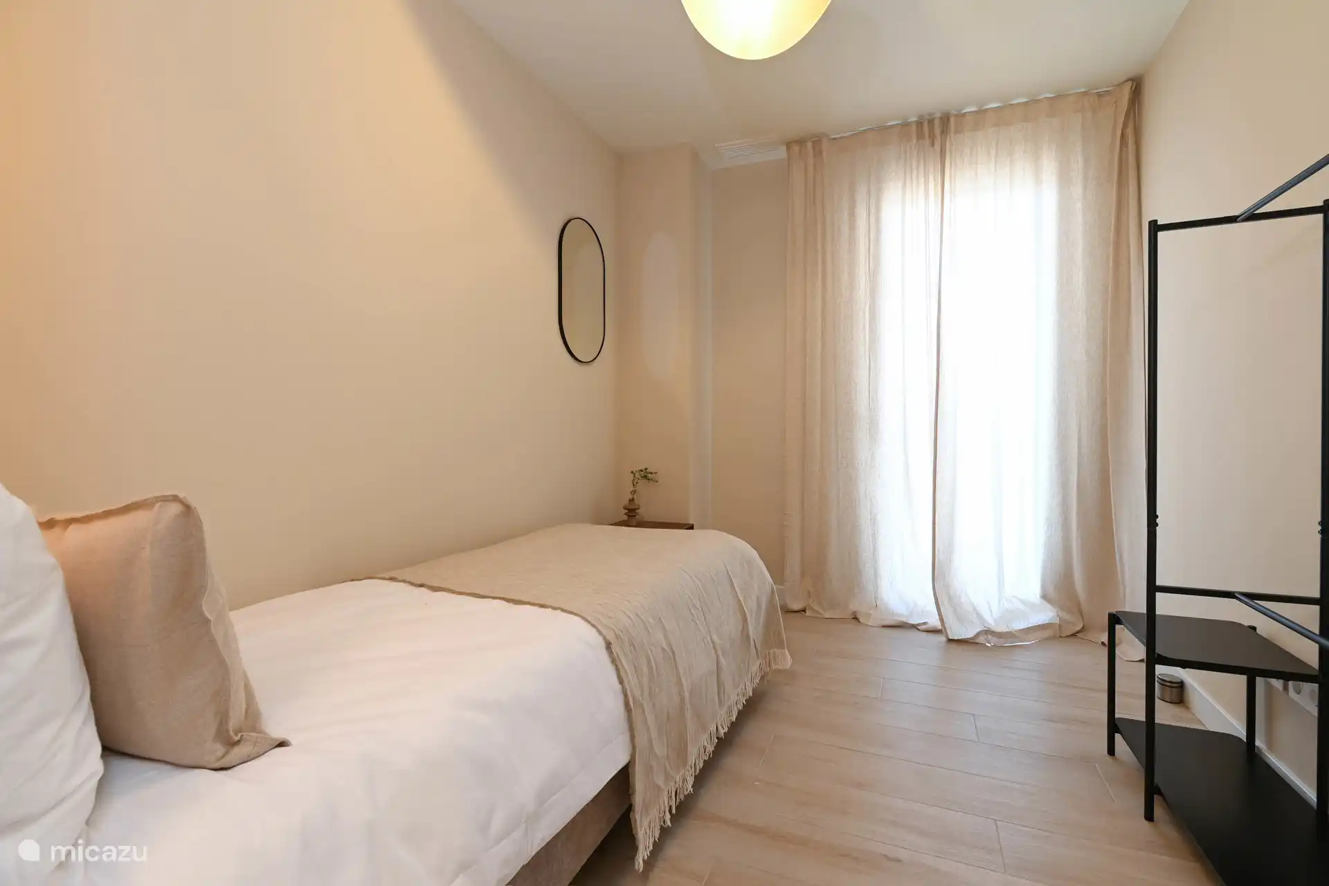 Dormitorio 2 con cama individual y acceso al balcón