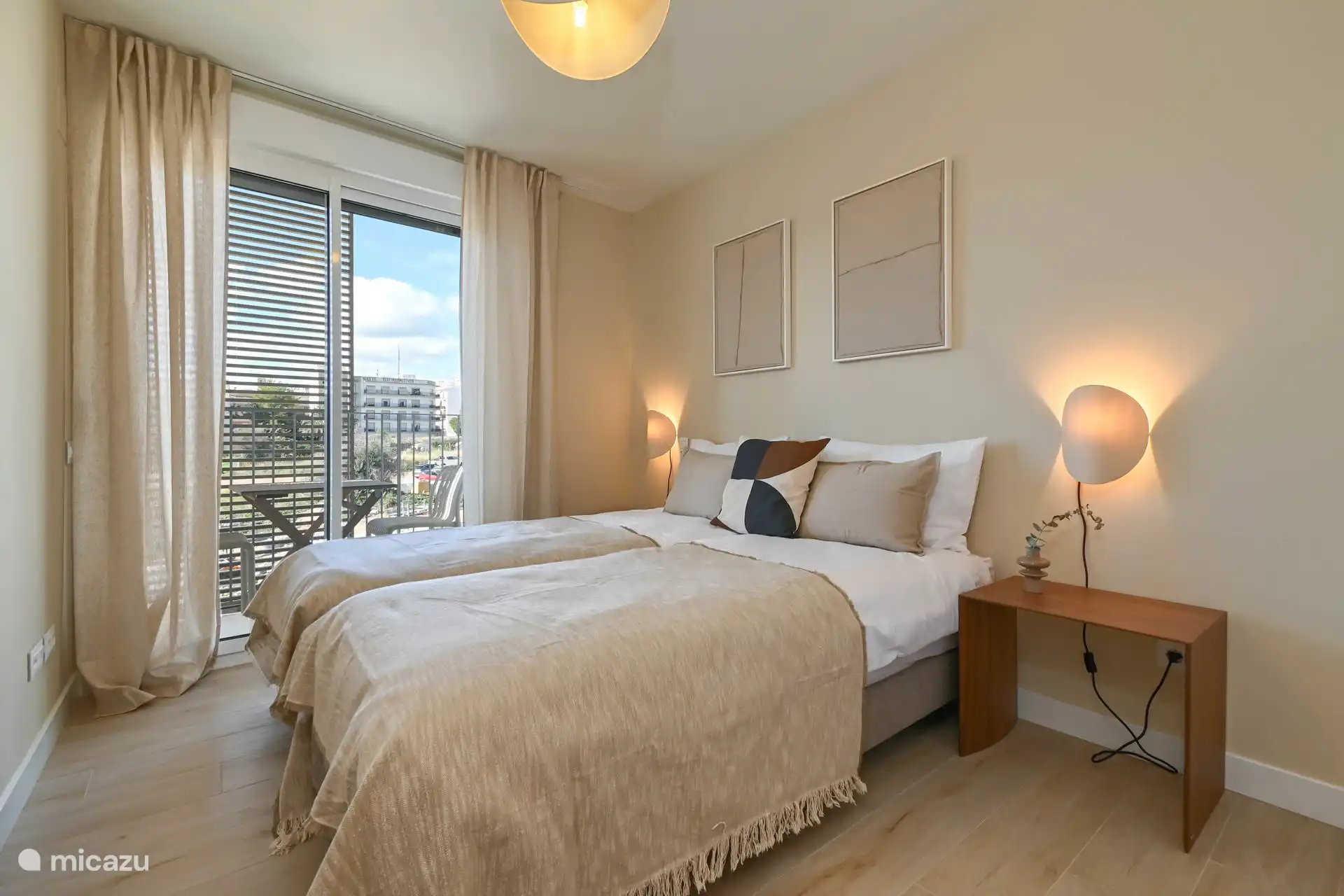 Dormitorio 3 con dos camas individuales, espacio para armarios y acceso al balcón