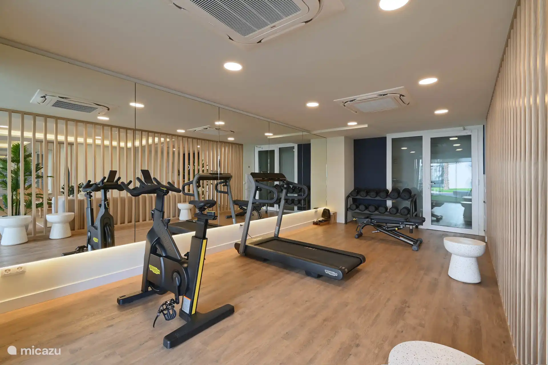 Gimnasio pequeño. Gran gimnasio próximamente. Así como piscina cubierta y sauna.