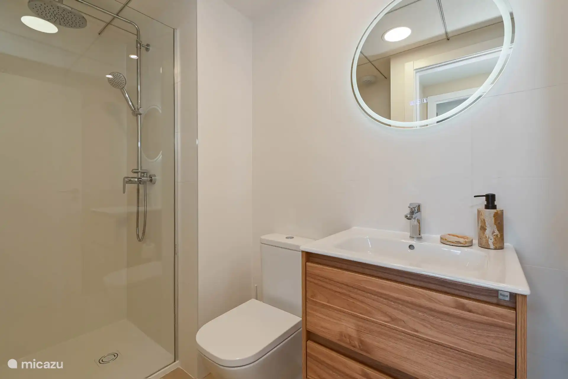 Dormitorio 1 con cama matrimonial, terraza, armario y baño en suite. 