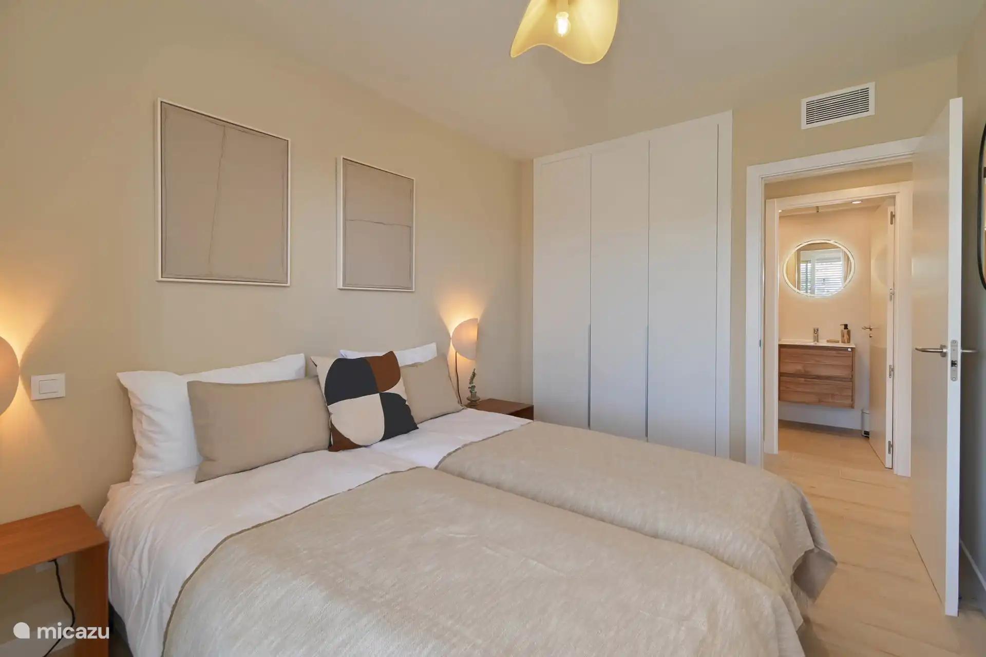 Dormitorio 3 con dos camas individuales, espacio para armarios y acceso al balcón