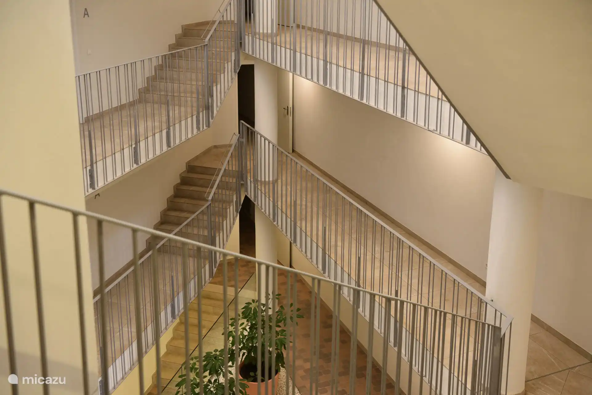 Escalera + ascensores