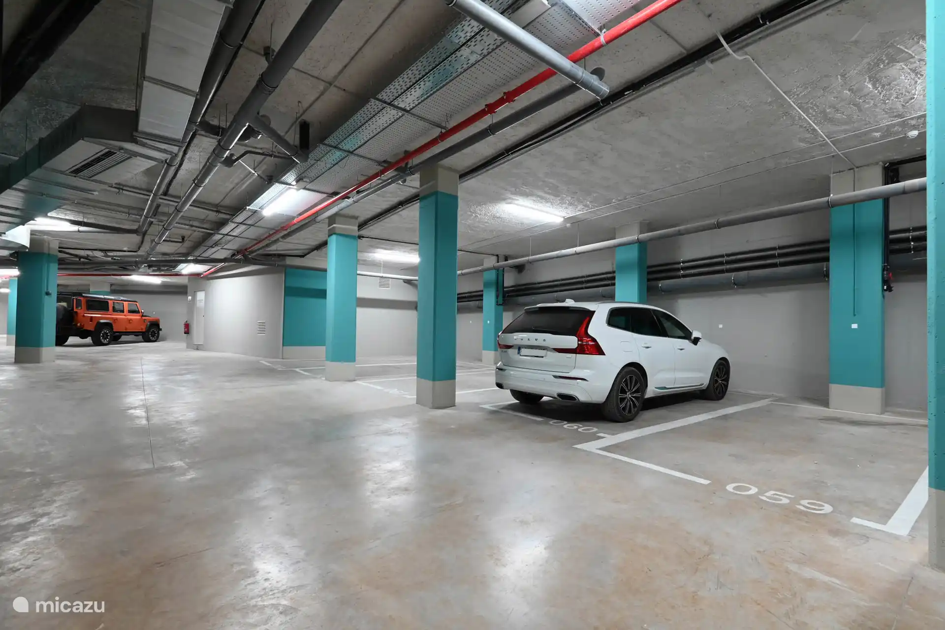 Espacio de aparcamiento en el garaje. 