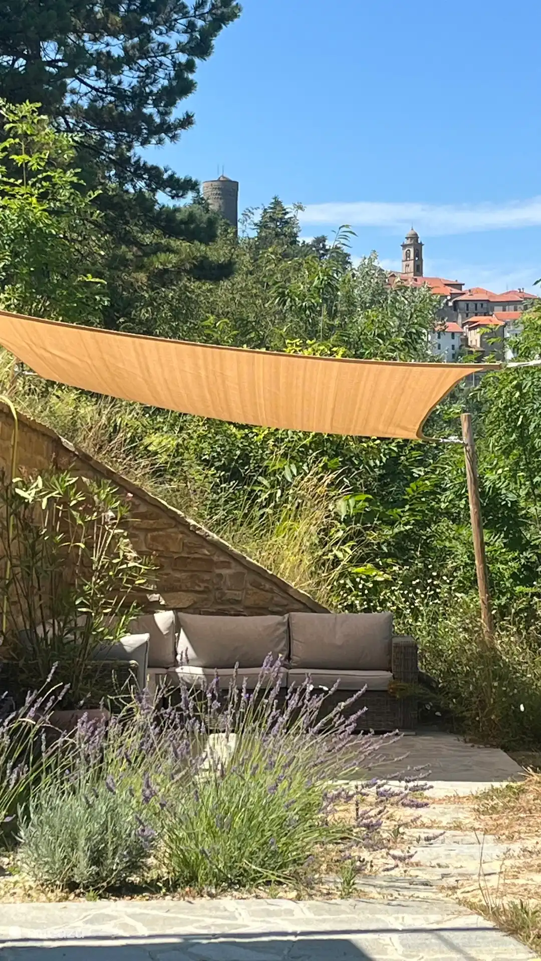 Terrasse avec un canapé salon spacieux. 