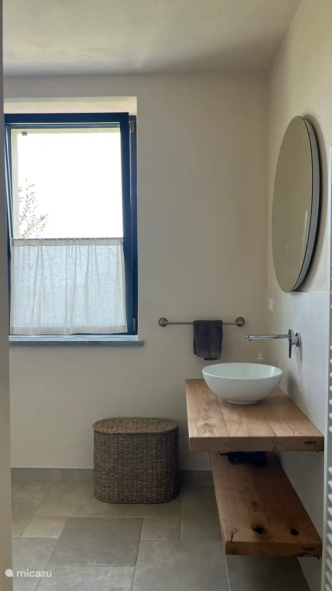 La salle de bain. La salle de bain dispose d’une douche pluie et d’une douche à main, ainsi que d’une douche et d’un bidet à eau.