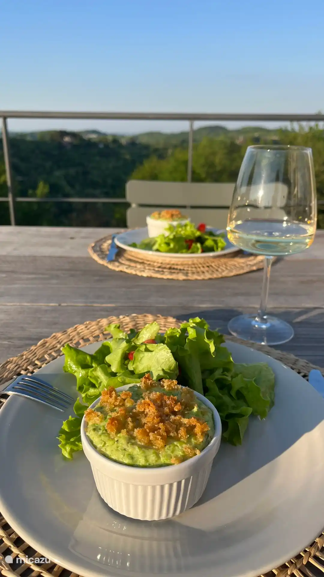 Zomerse lunch op het terras.