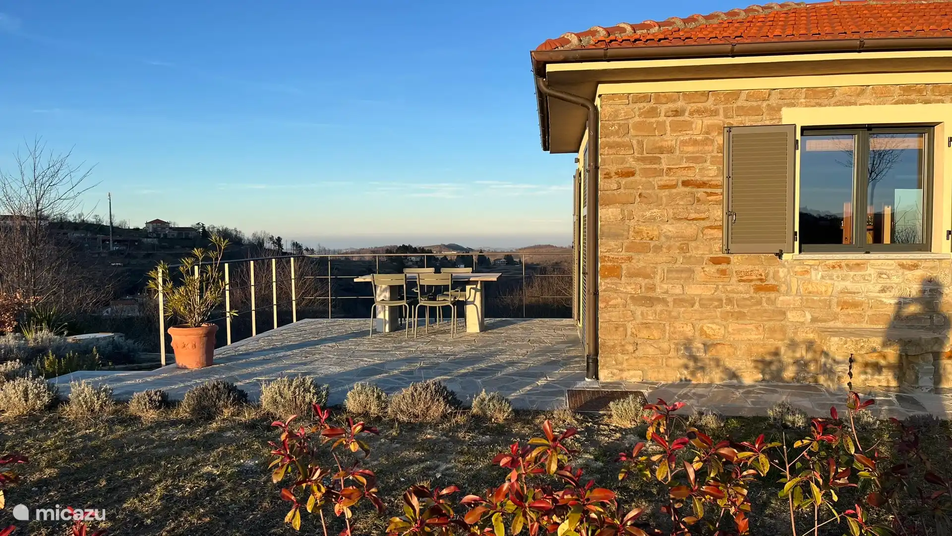Terras naast de keuken. Uitzicht op omgeving en het dorpje Roccaverano.