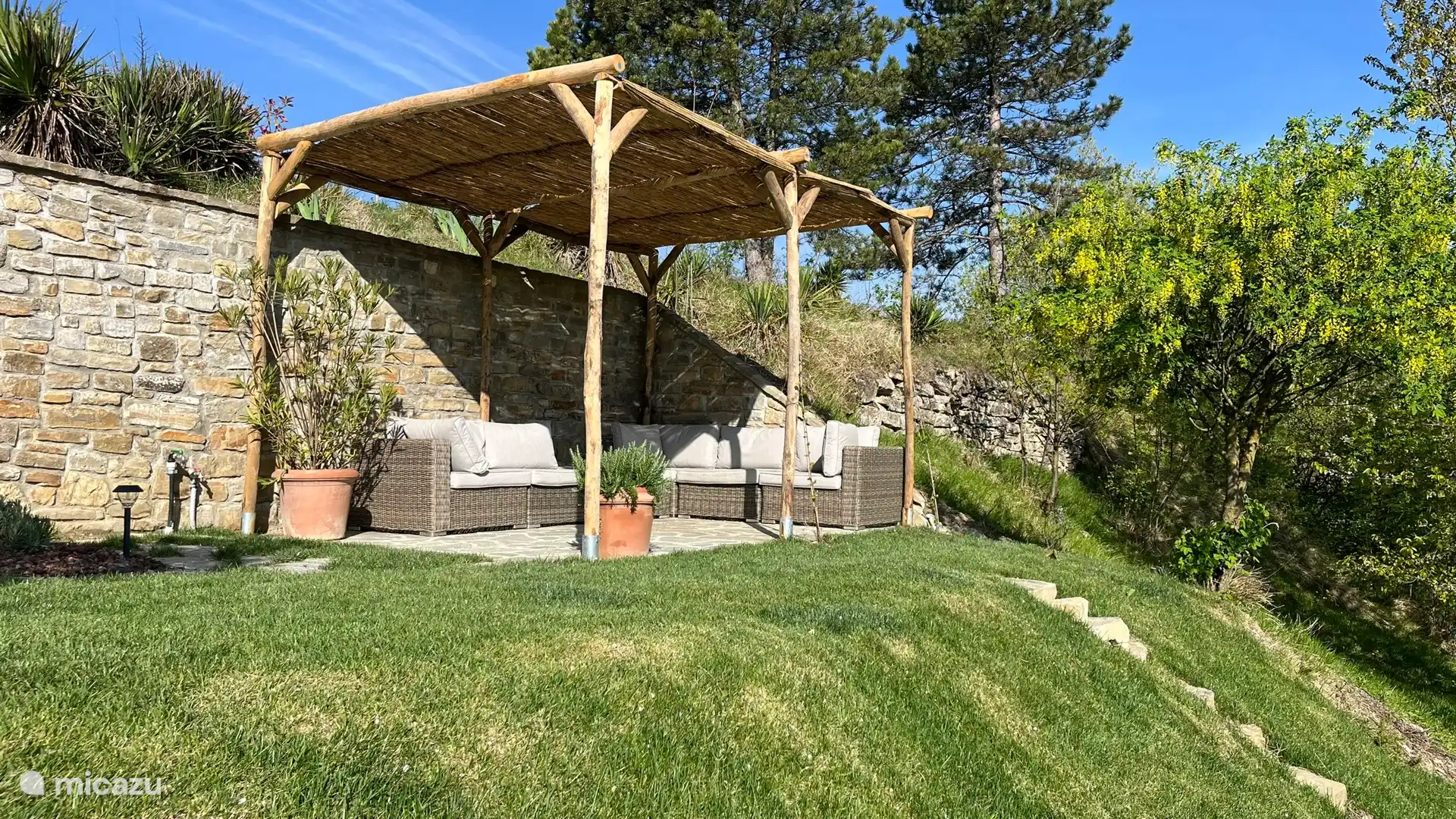 Terrasse avec un beau canapé.