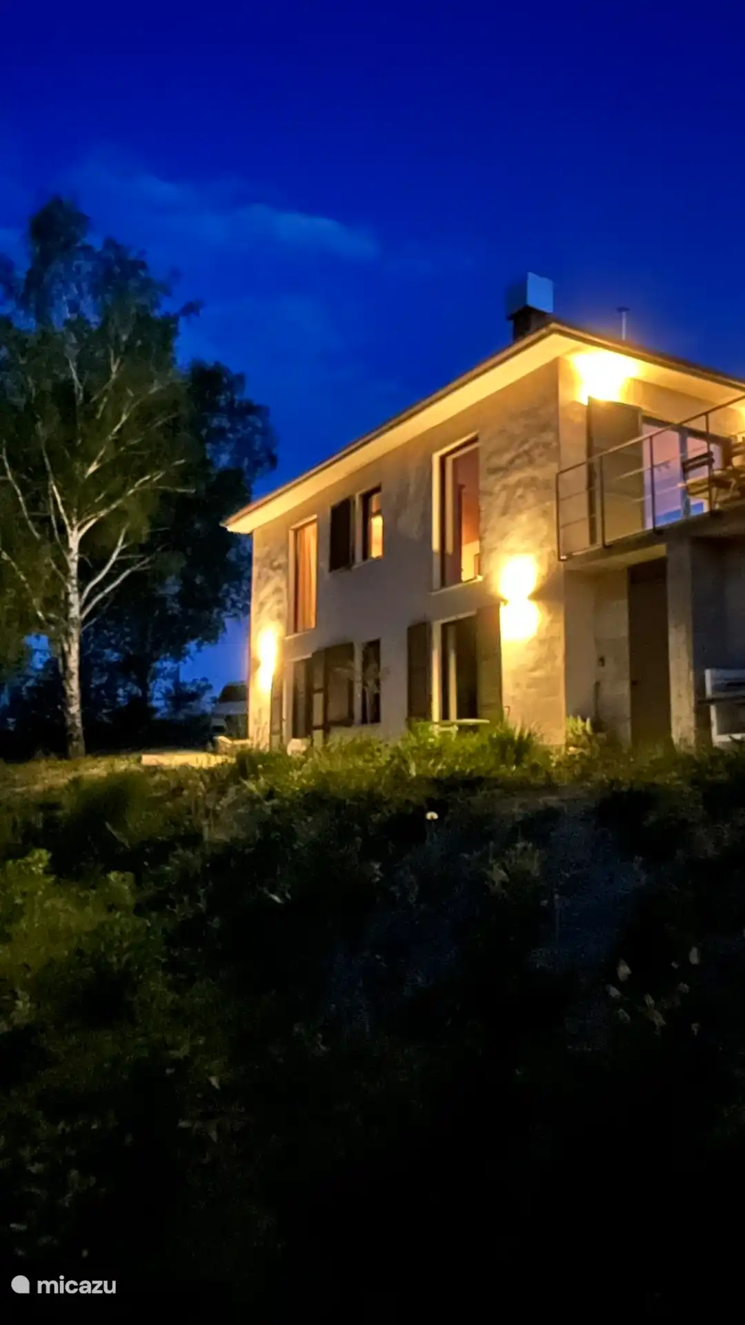 Derrière la maison. 