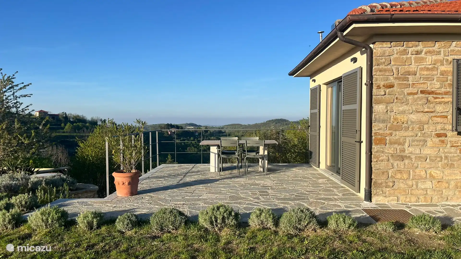Depuis la cuisine, on descend sur cette terrasse, d’ici on bénéficie d’une vue magnifique sur les environs et le village au loin.