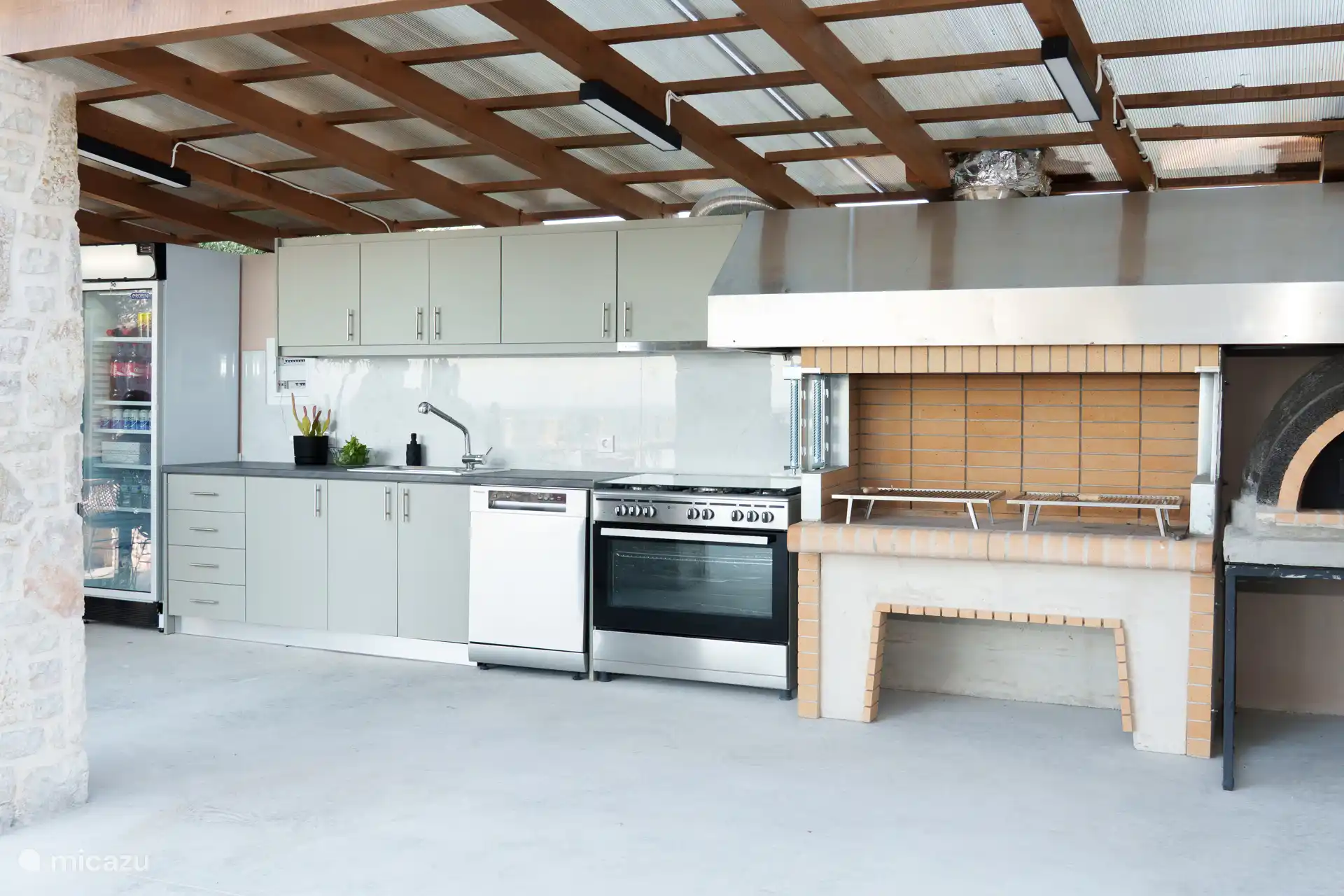 Voll ausgestattete Außenküche und Grill