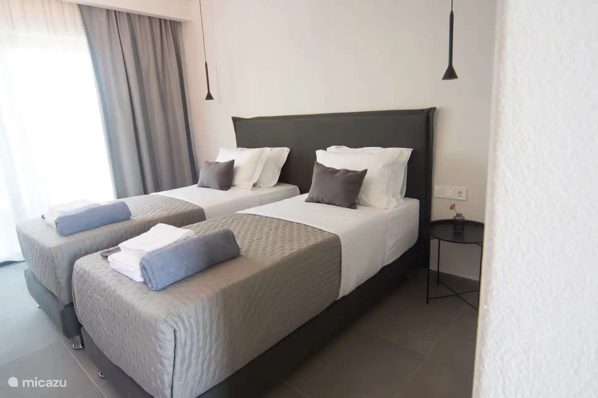 Geräumiges Schlafzimmer Kingsize-Bett mit zwei Einzelbetten 90*200  