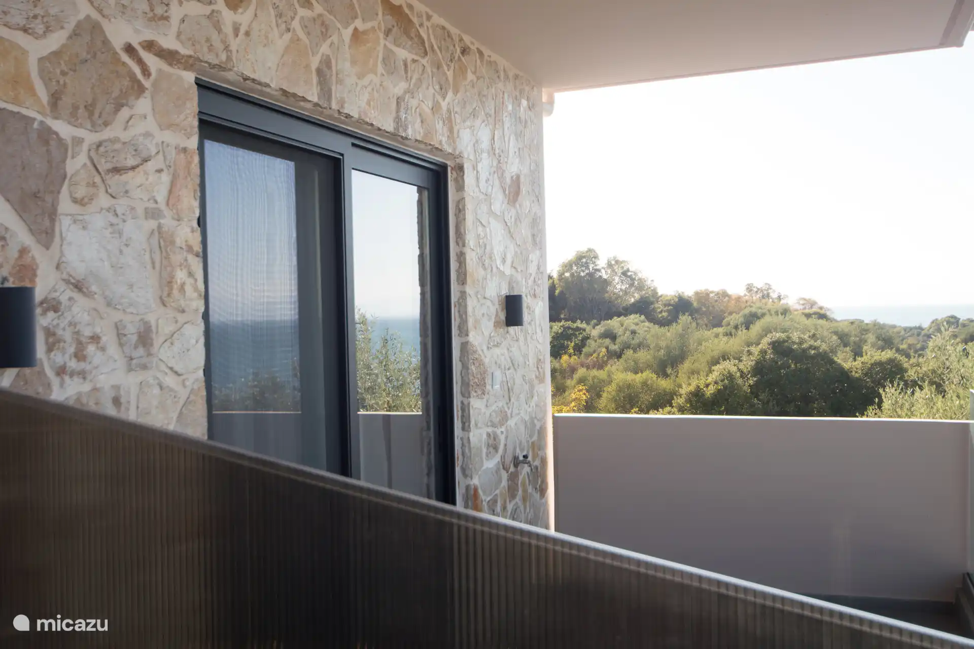 Zwei Balkone mit Blick auf Meer, Becken und Berge in jedem Raum