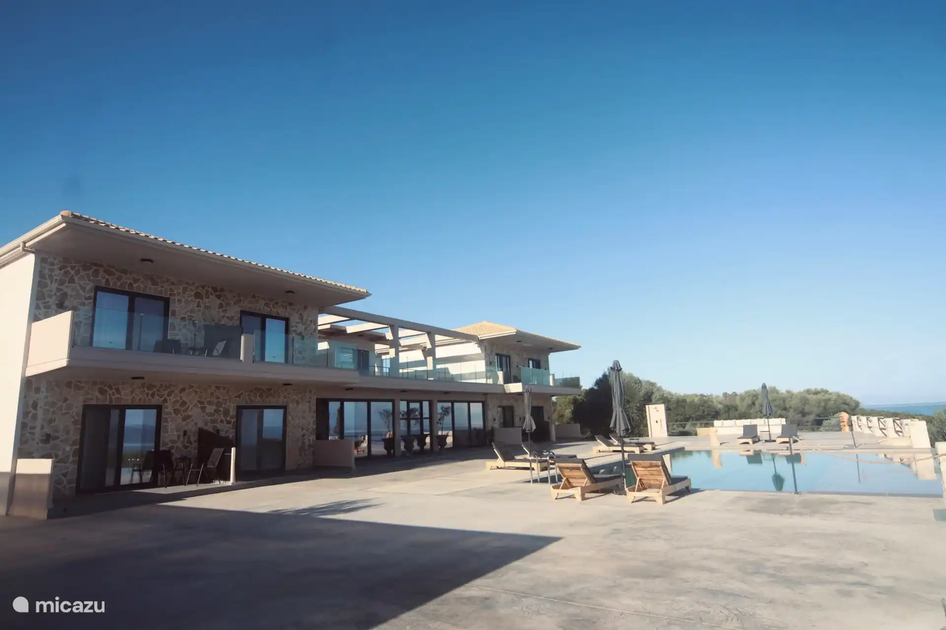 Villa Übersicht – 500 m² Außenbereich