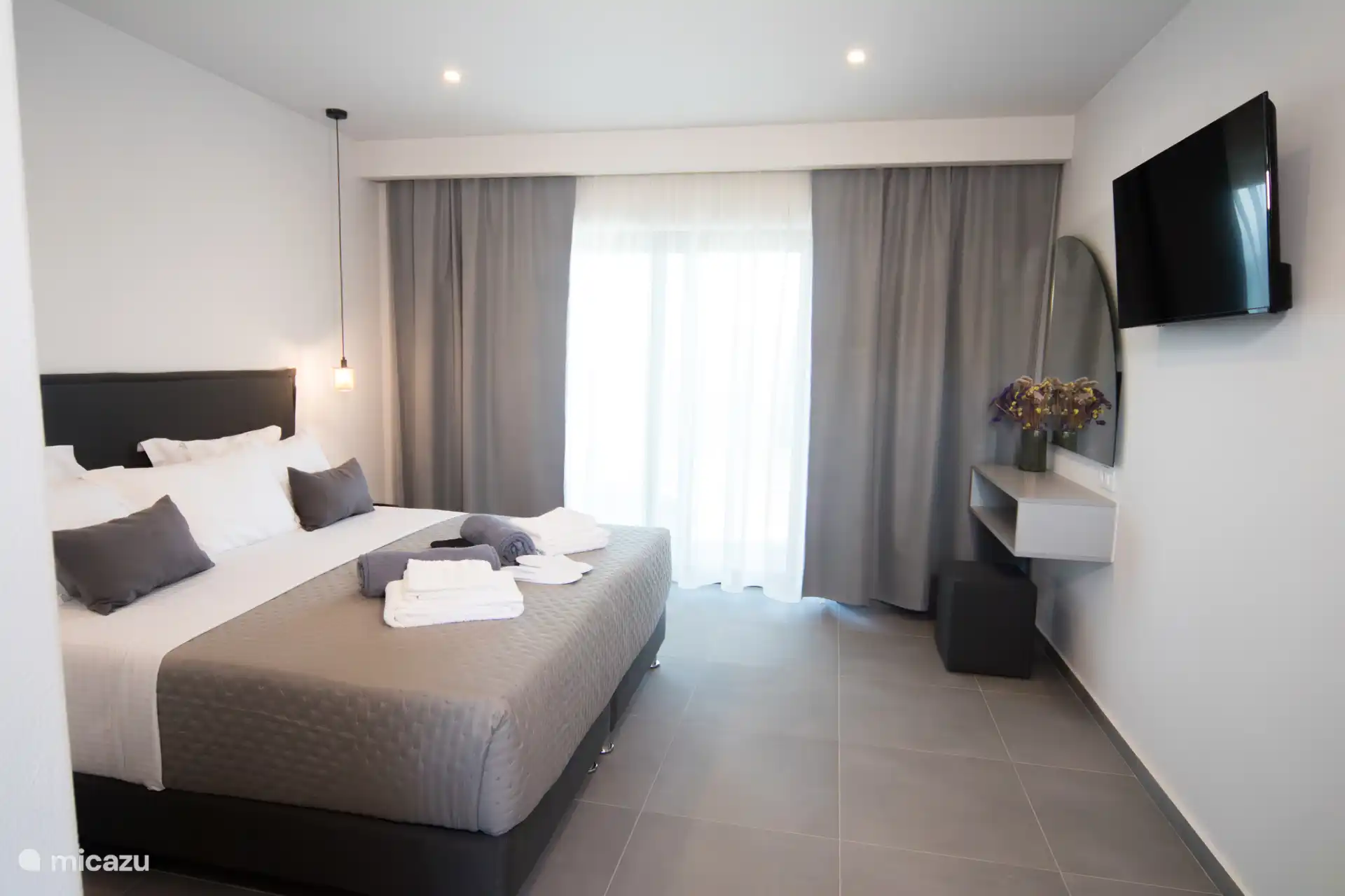 Geräumiges Kingsize-Schlafzimmer