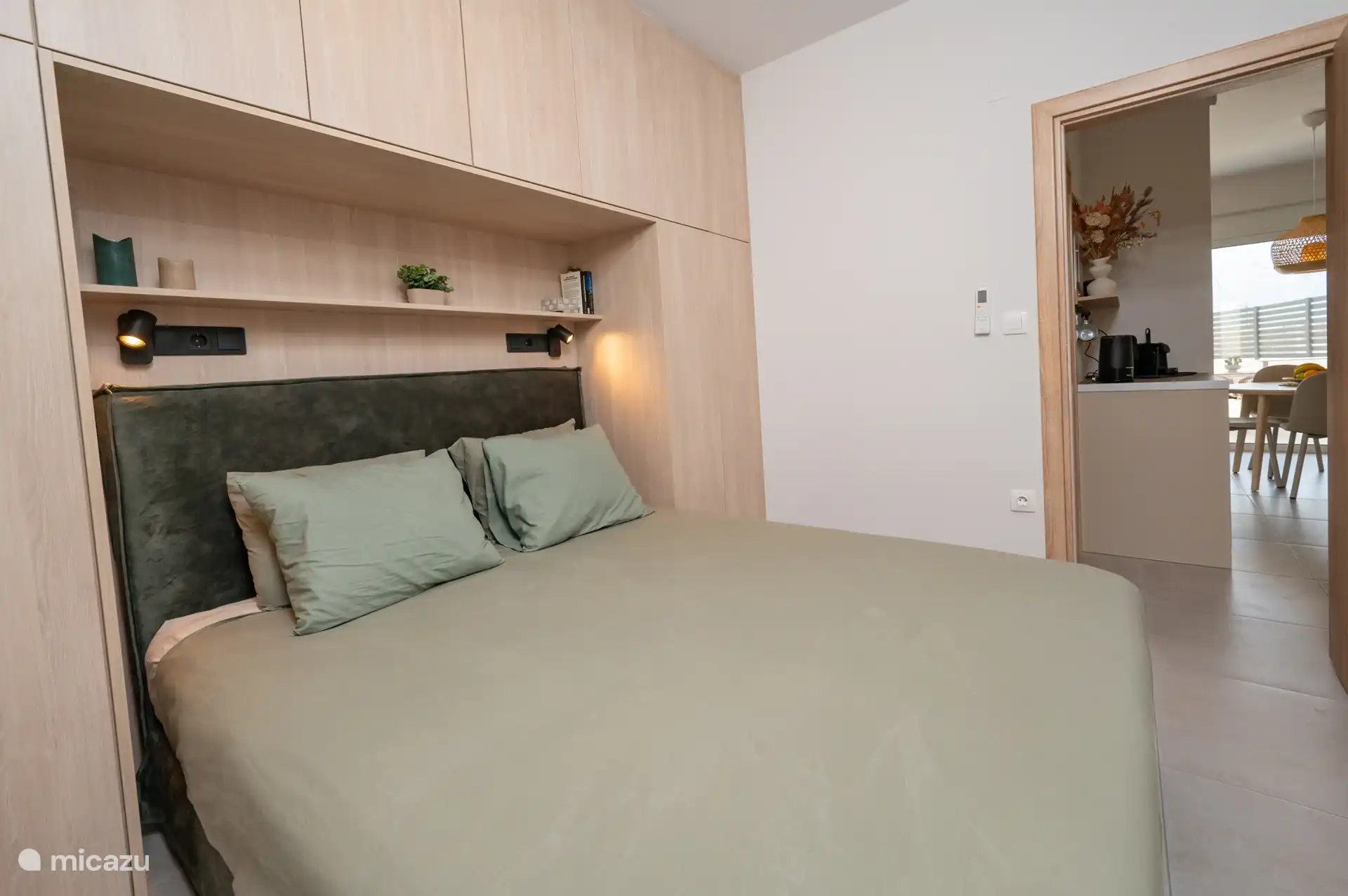 Hoofdslaapkamer, één tweepersoonsbed, opslagruimte en tv.