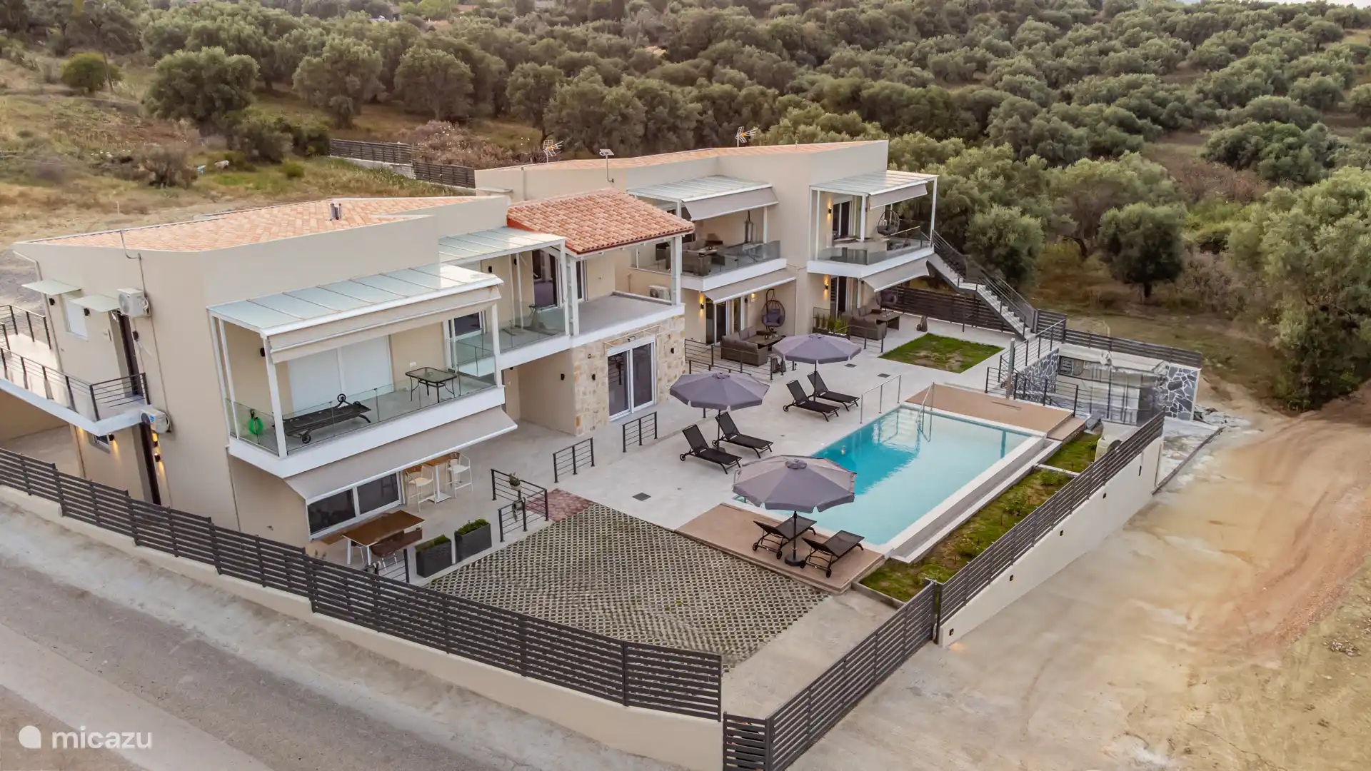 Een overzicht van het hele gebouw van het terrein. 