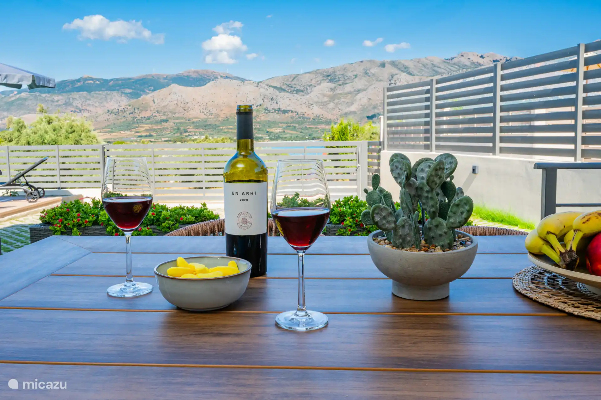 Middagsnack en drankje op het terras van het appartement. Uitzicht op het zwembad.