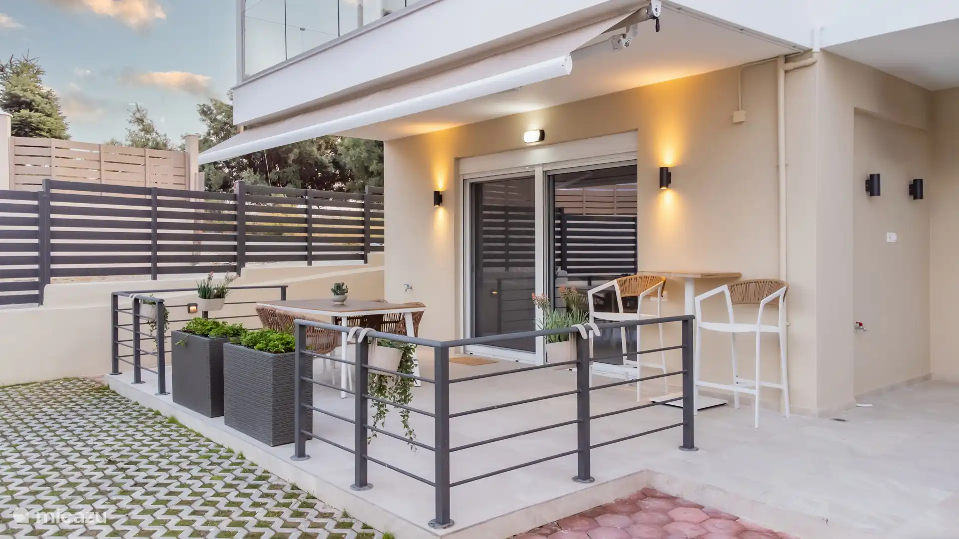 Buitenzitruimte in de avond. 