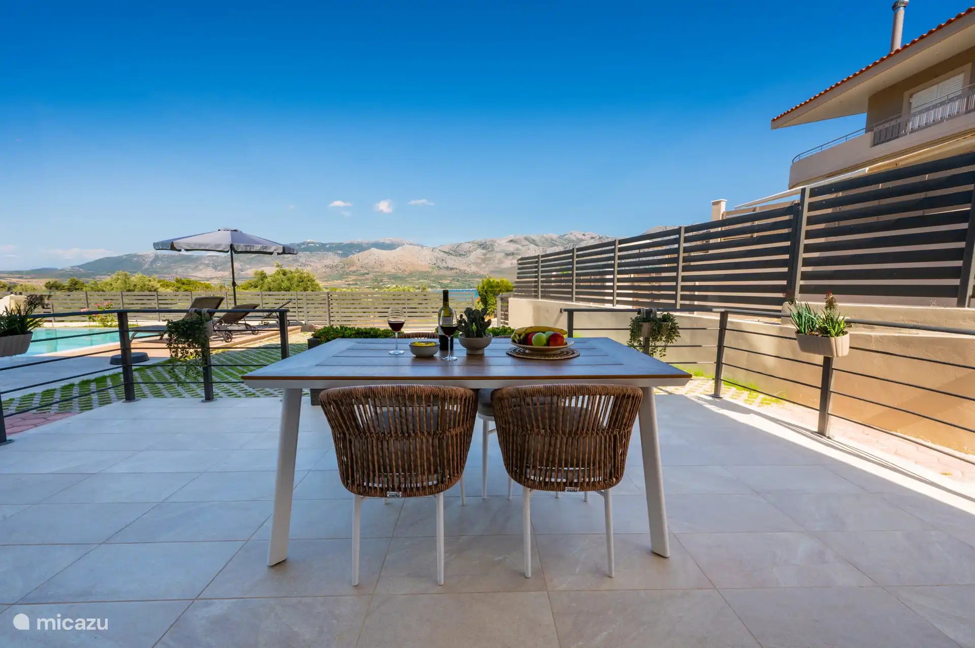 Buitenzitgedeelte met uitzicht op het zwembad. 