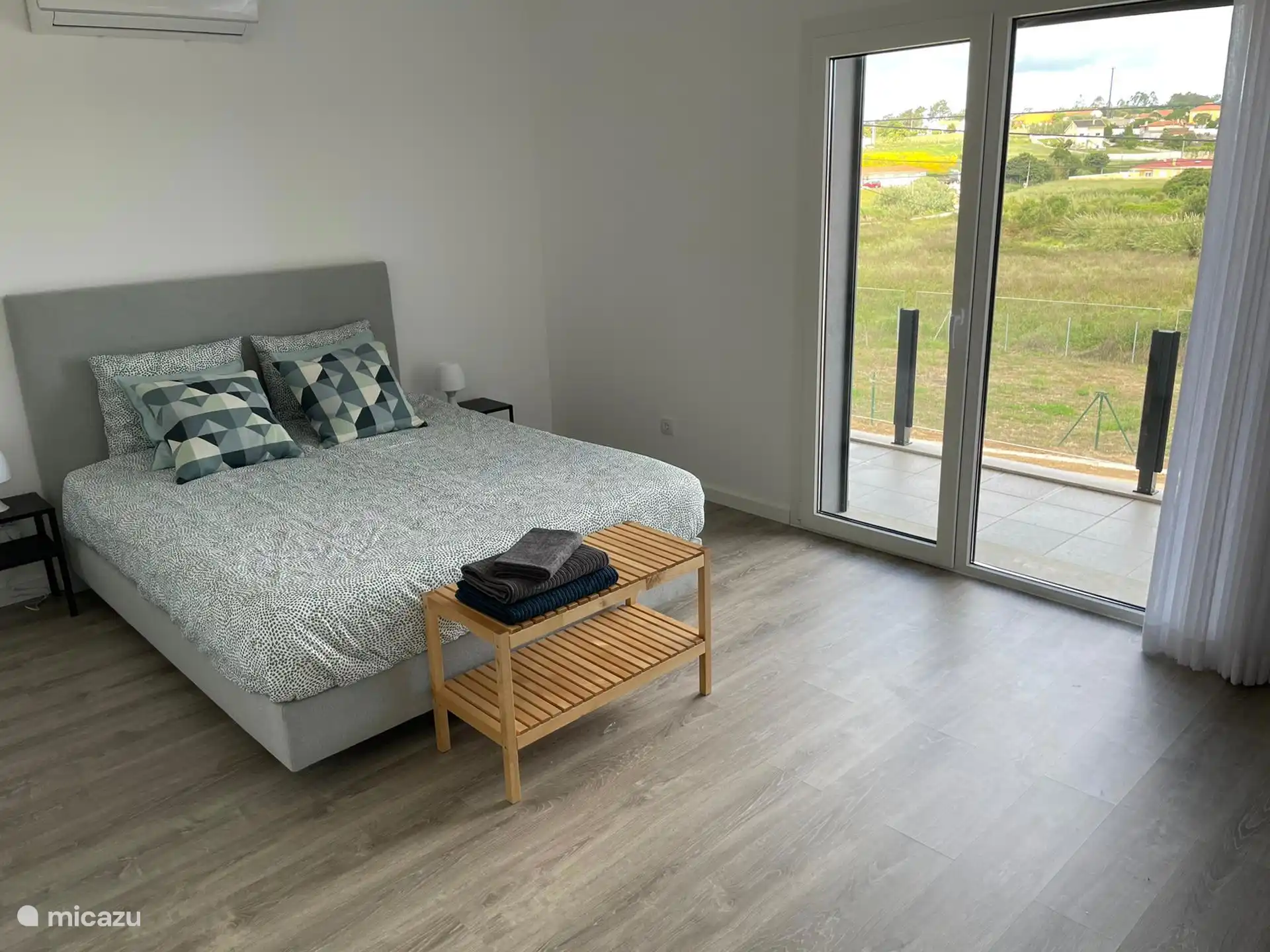 De master bedroom is gelegen aan de straatkant maar enkel de buren gebruiken deze weg, alsook de plaatselijke bakker en visboer. Je kan hen laten halthouden om vers(e) brood en vis te kopen aan huis. 