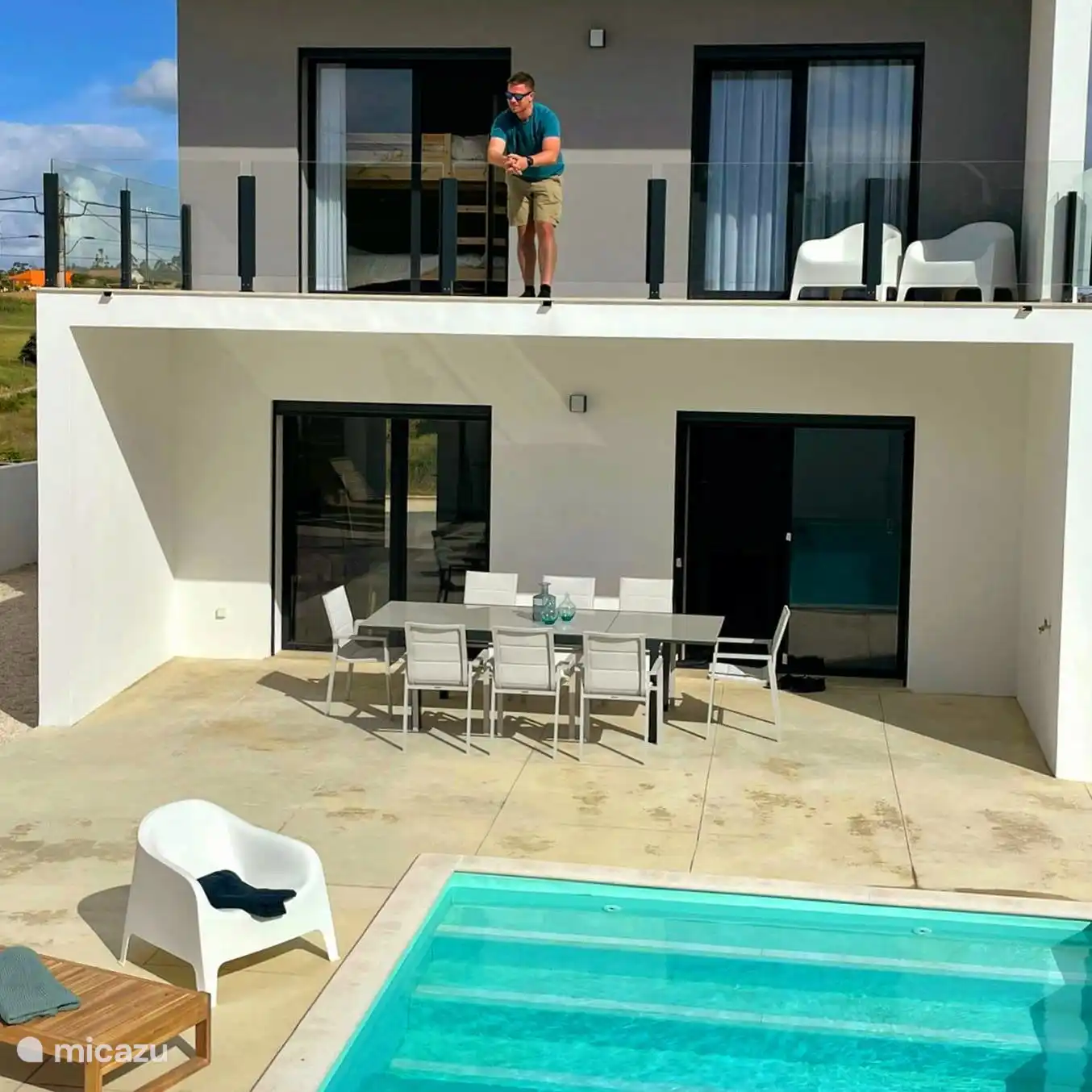 Via een schuifraam kom je meteen in de keuken terecht, een vlotte verbinding wanneer je geniet met vrienden en familie aan de terrastafel.