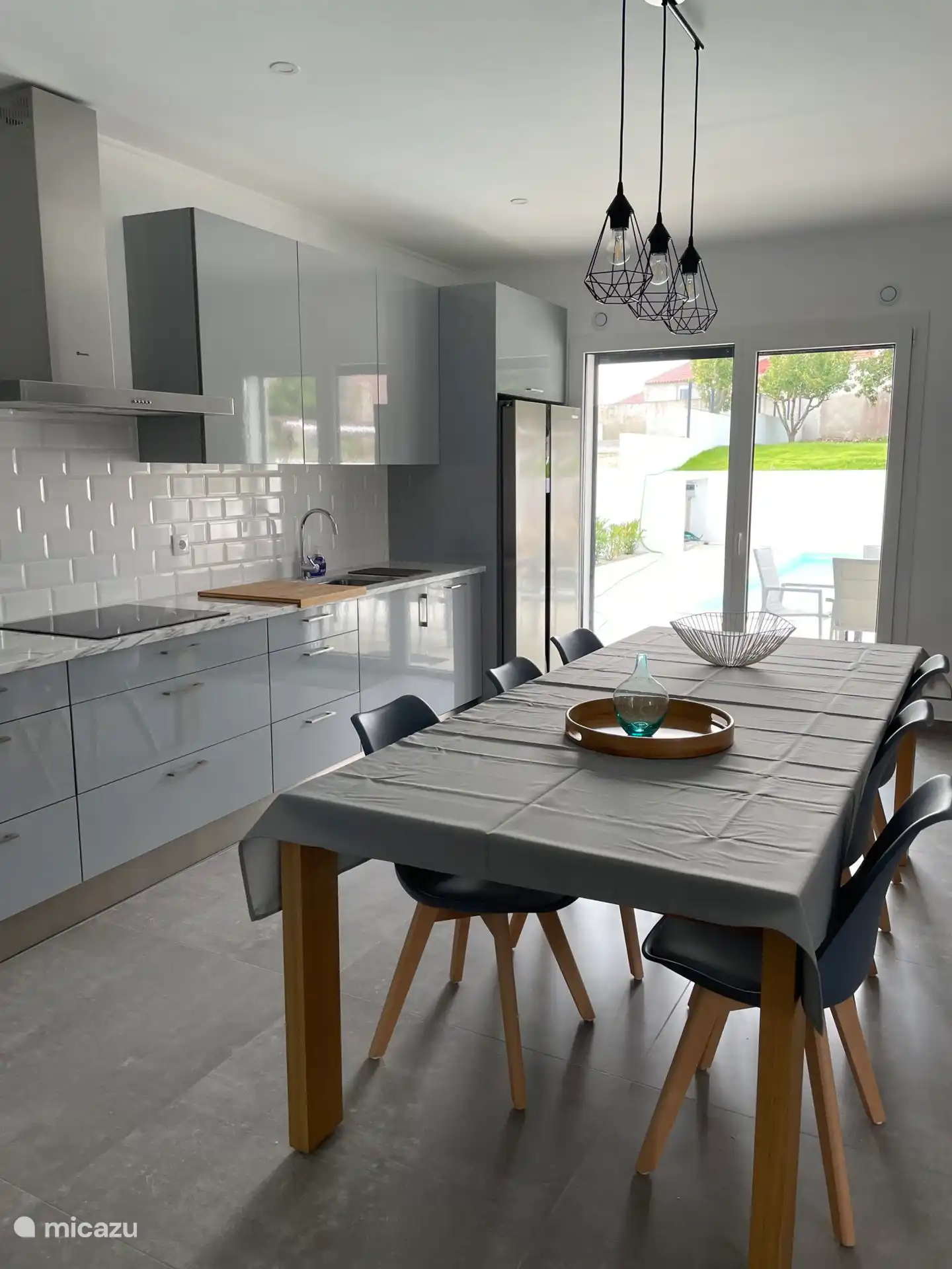 Ruime en volledig uitgeruste keuken.