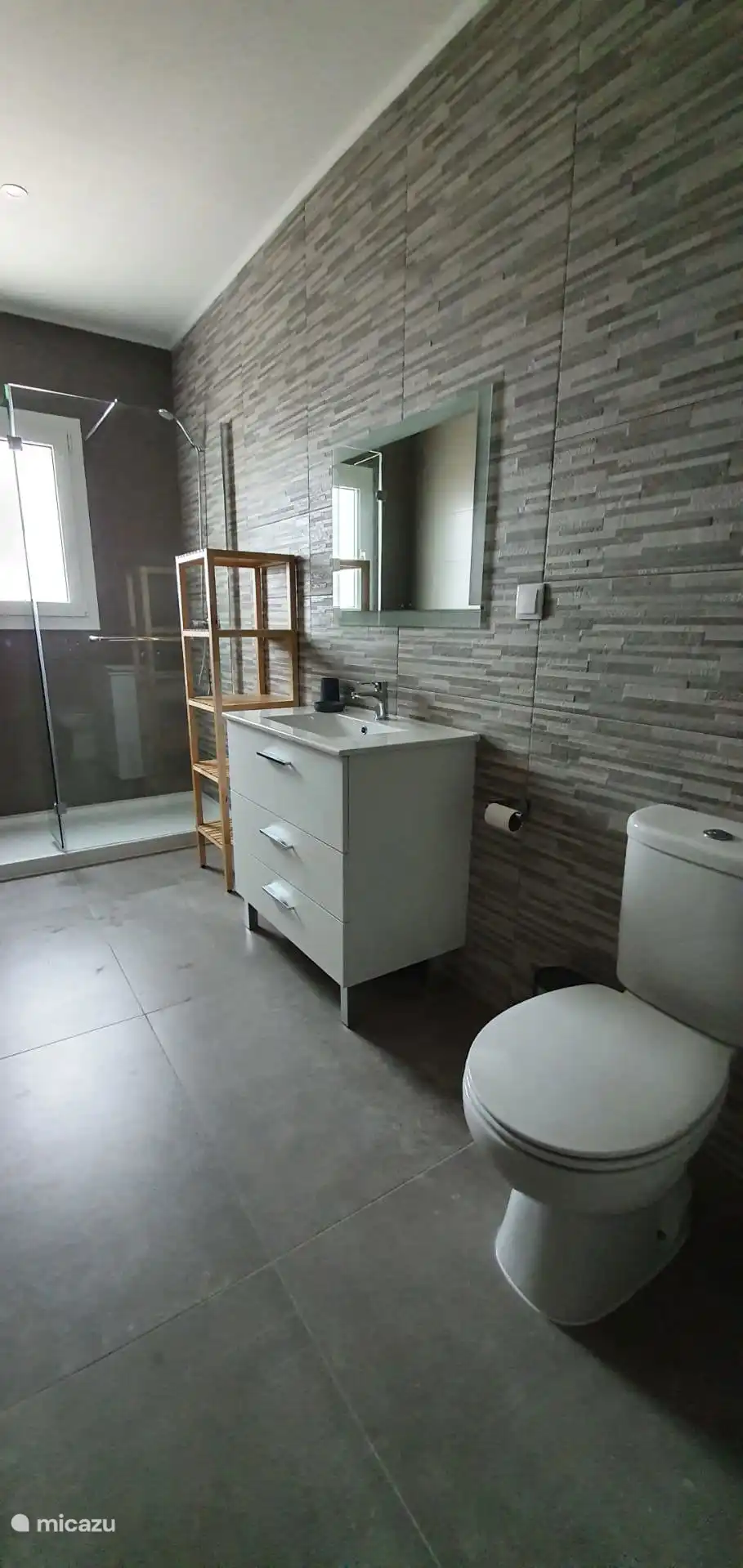 De master bedroom beschikt over een pirvé ensuite badkamer.