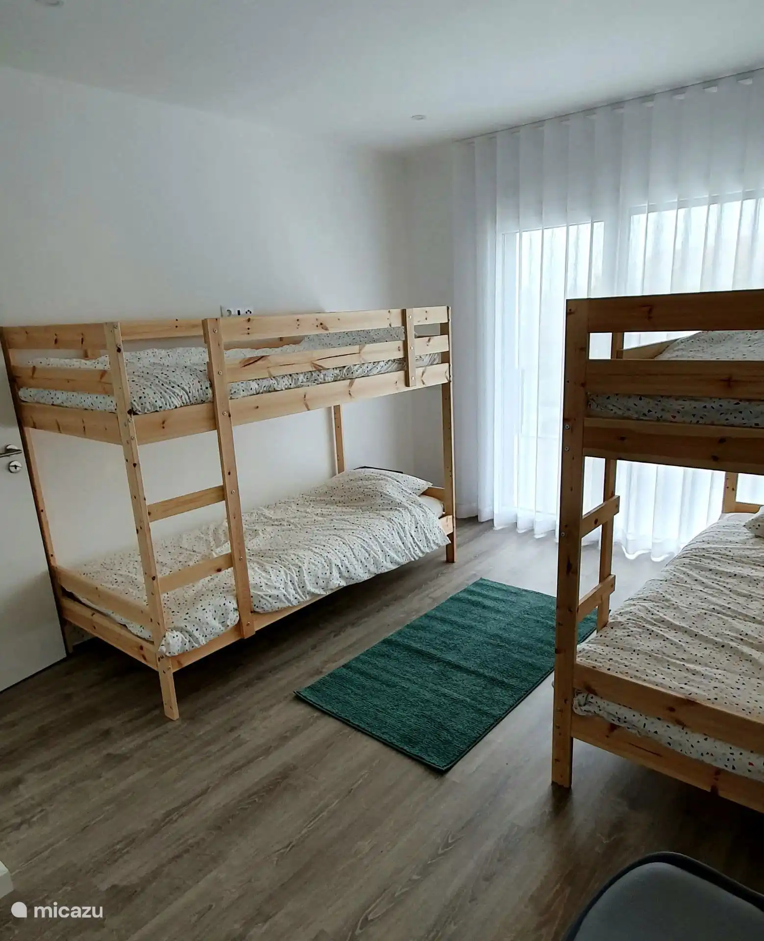 De kamer met twee stabelbedden grenst eveneens aan het terras achteraan op de bovenverdieping.