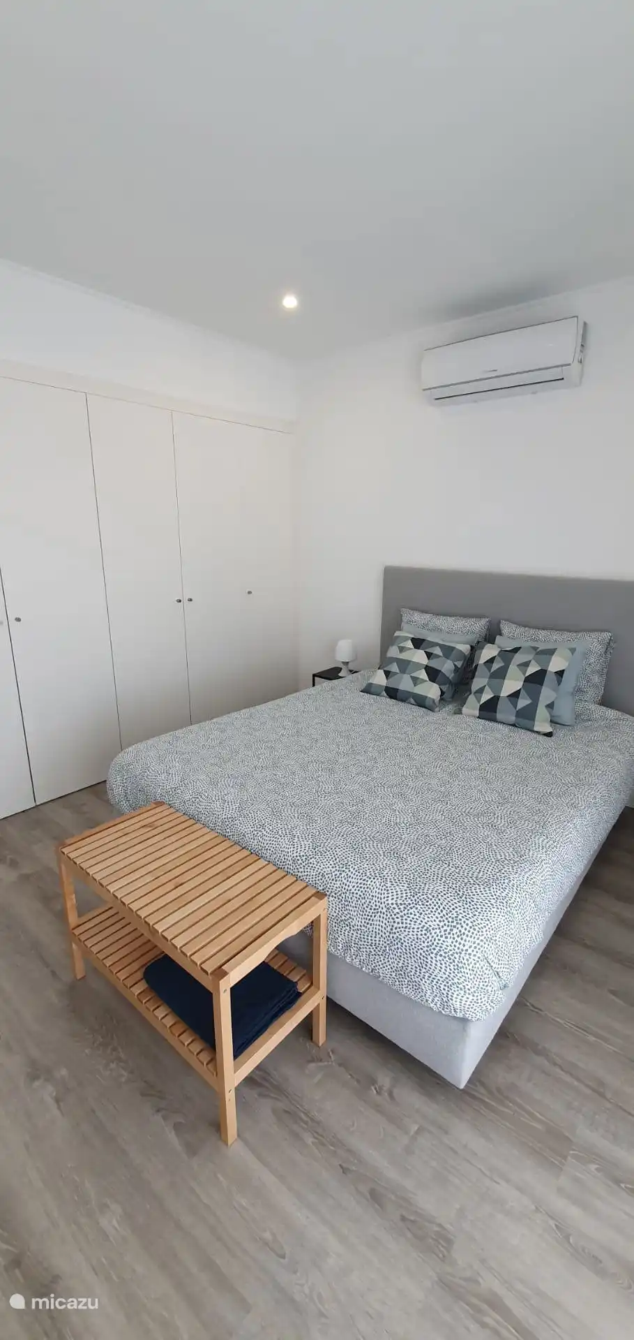 De overige twee kamers met een dubbel bed zijn identiek aan elkaar. Eén op het gelijkvloers aan de straatkant, de andere op de bovenverdieping aan de tuinkant met uitgang naar het ruime terras.