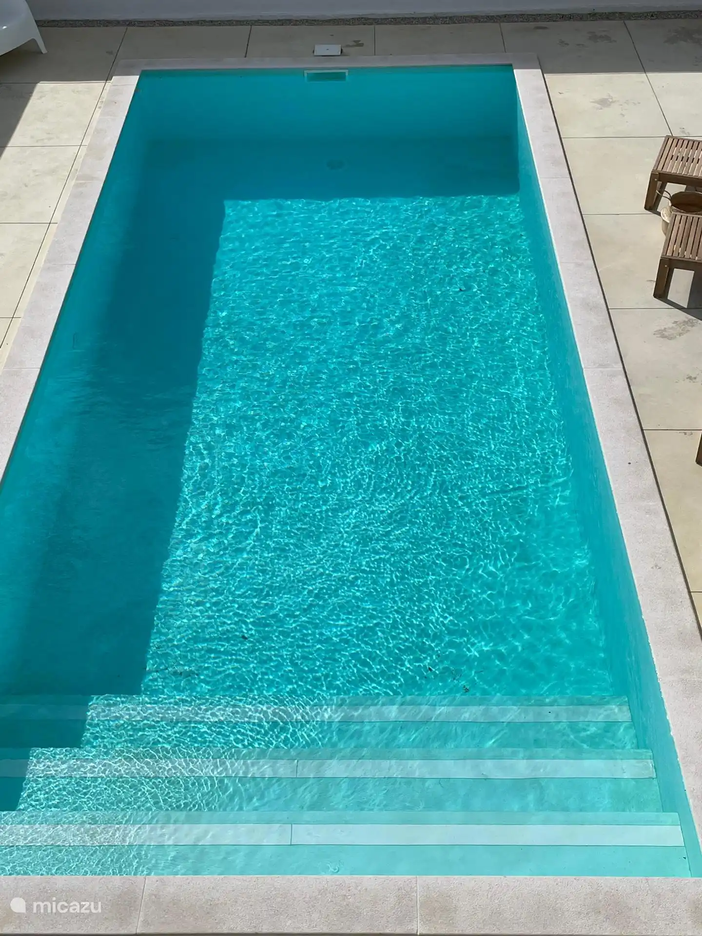 Het ruime zwembad (niet verwarmd) wordt tijdens het verblijf onderhouden door de property manager. 