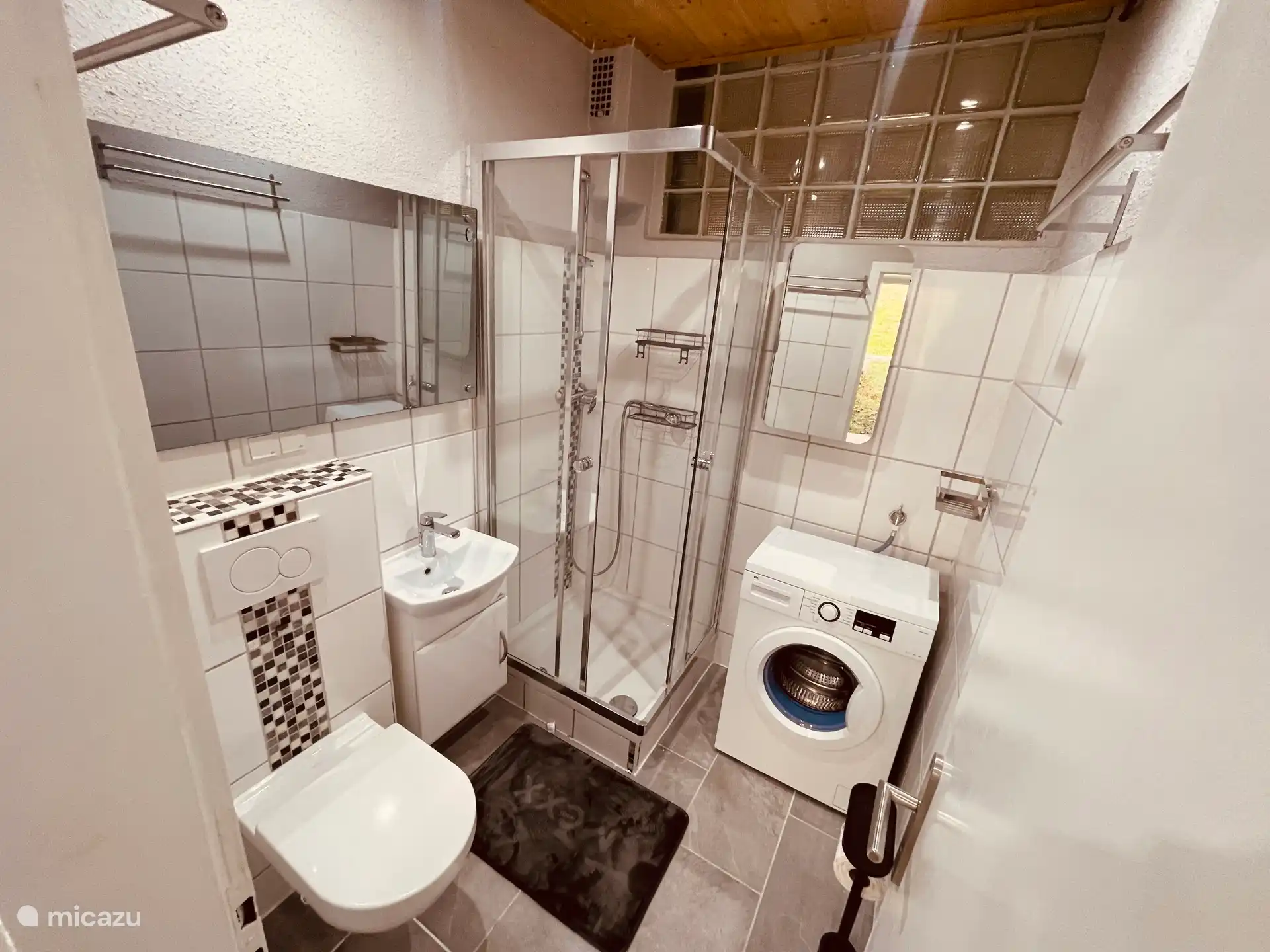 Doucheruimte met wasmachine