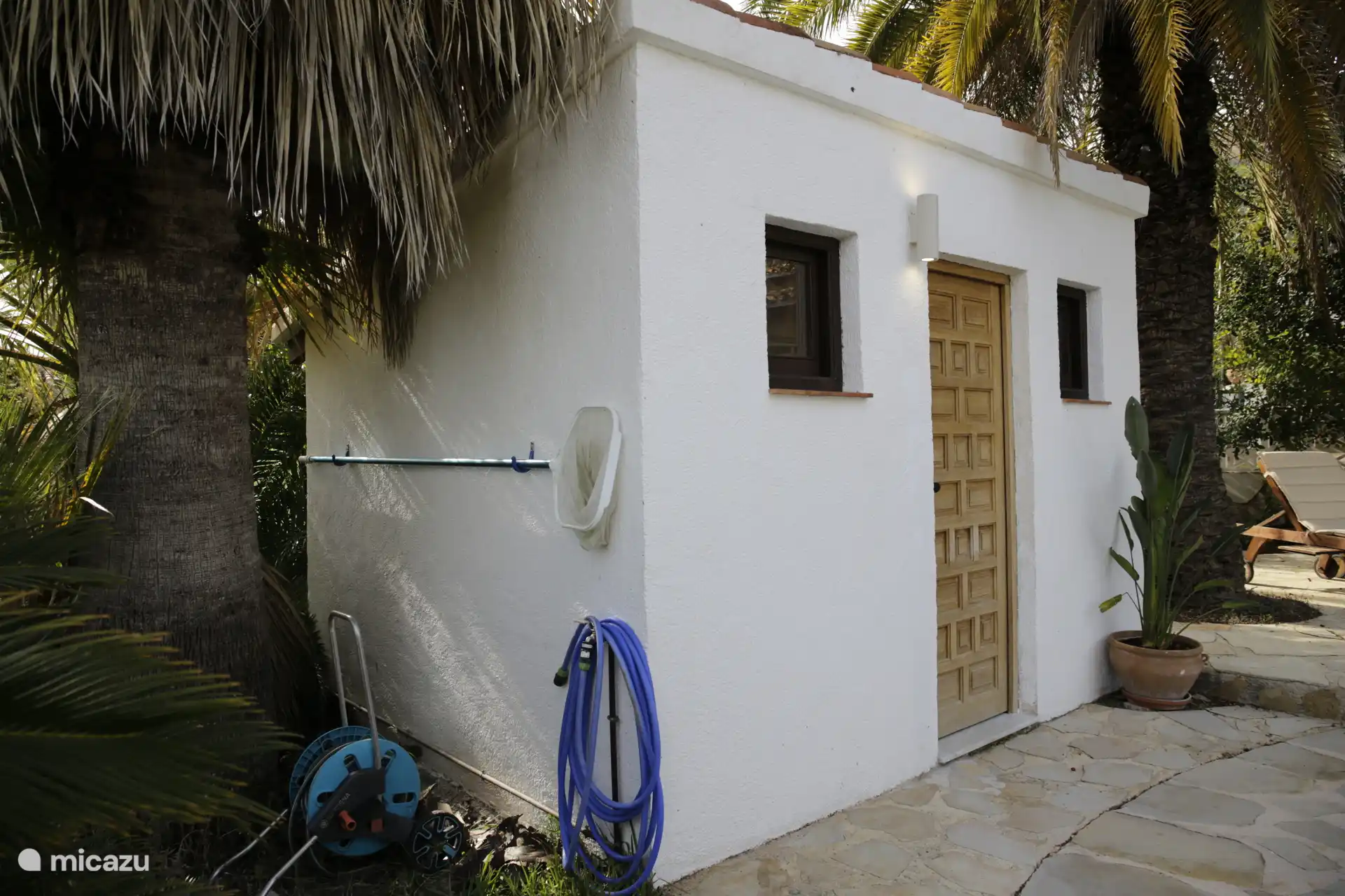 Het poolhouse - naast het zwembad met douche, wastafel en toilet. Dit is tevens de opslag plaats voor buitenstoelen, kussens en zwembad en strand benodigdheden.