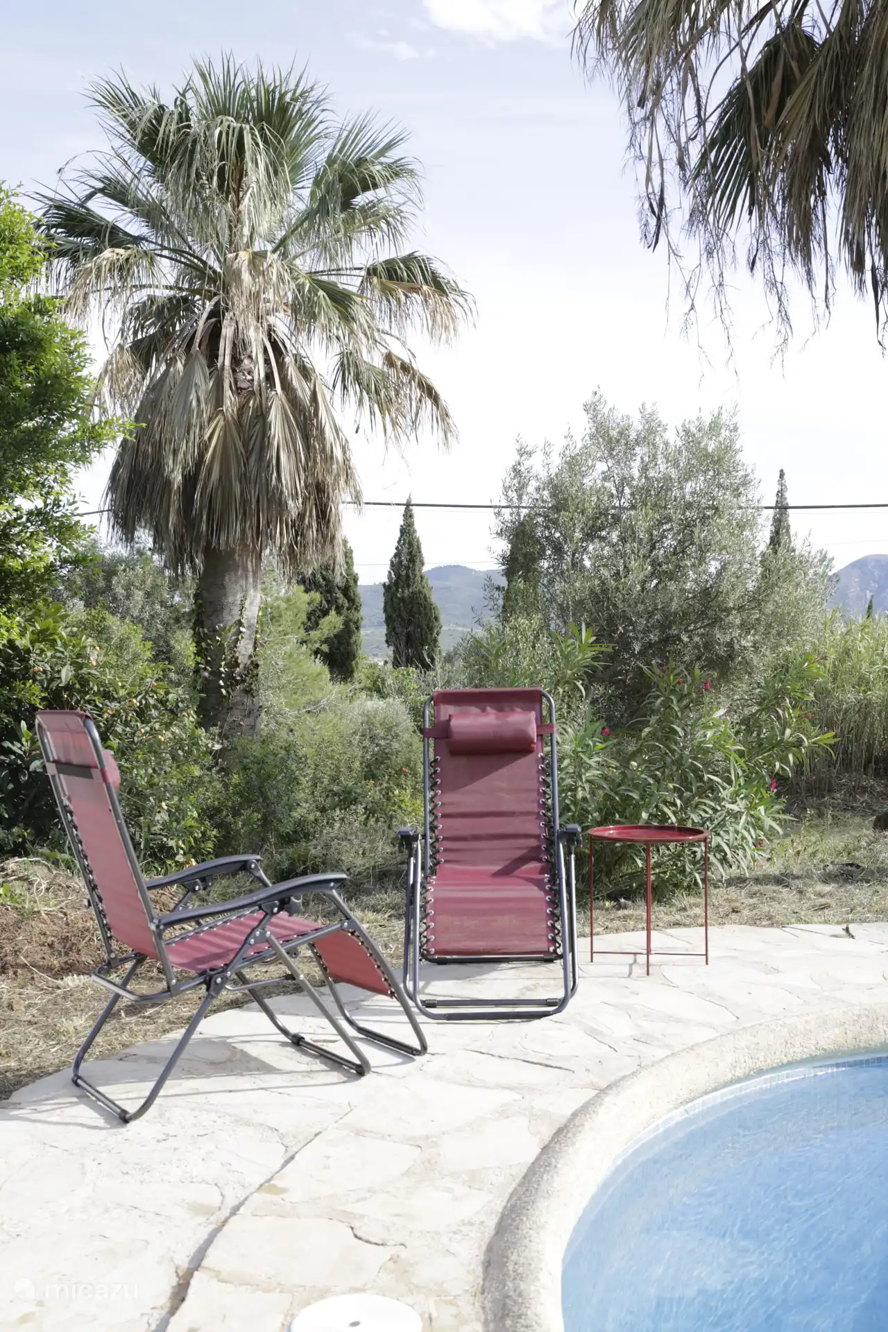 2 sunloungers / relaxstoelen met tafeltje - voor bij het zwembad