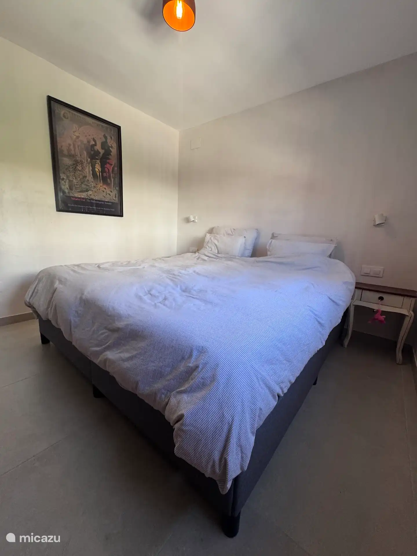 slaapkamer met een 2 persoonsbed (180x200), rolluik, inbouwkasten en airco