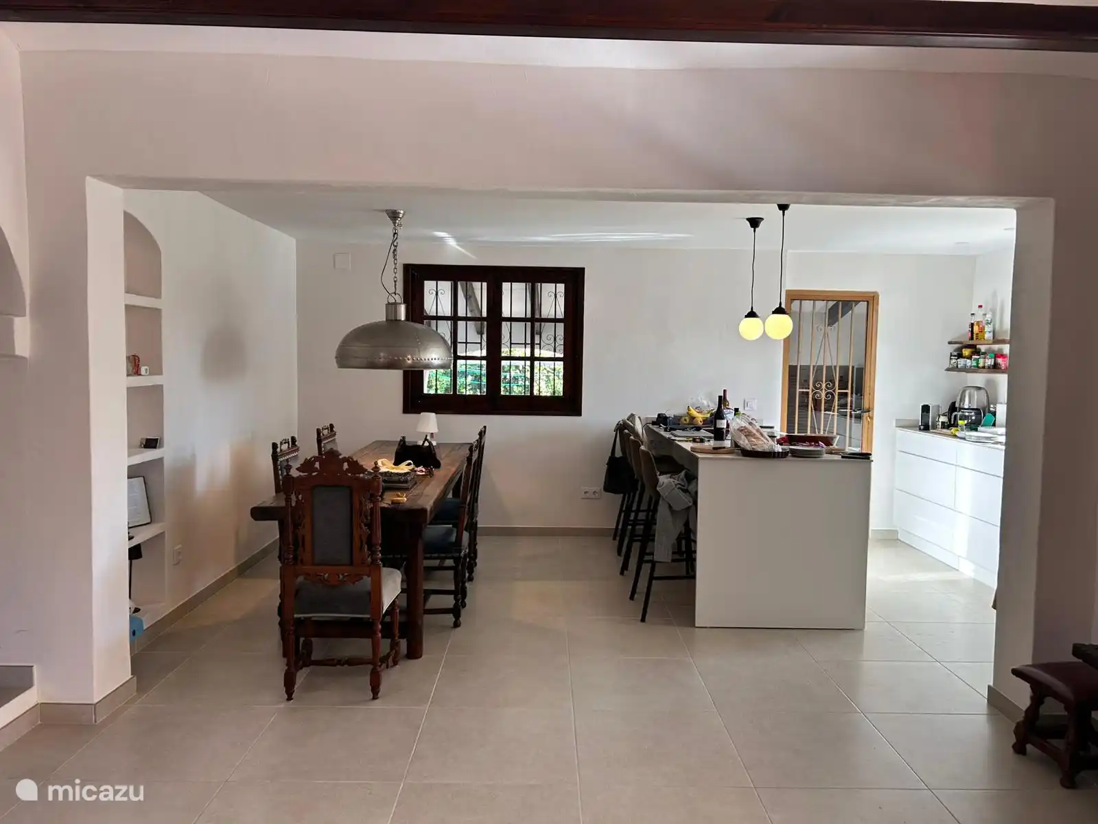 Moderne open keuken, bar en eettafel. 