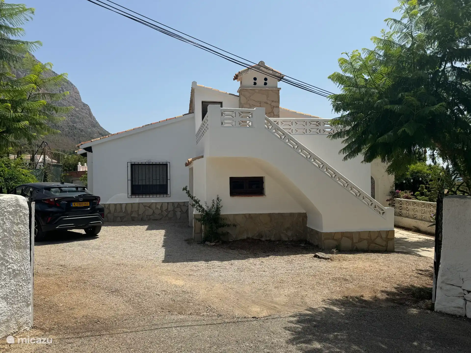 Toegangspoort en parkeergelegenheid op eigen terrein