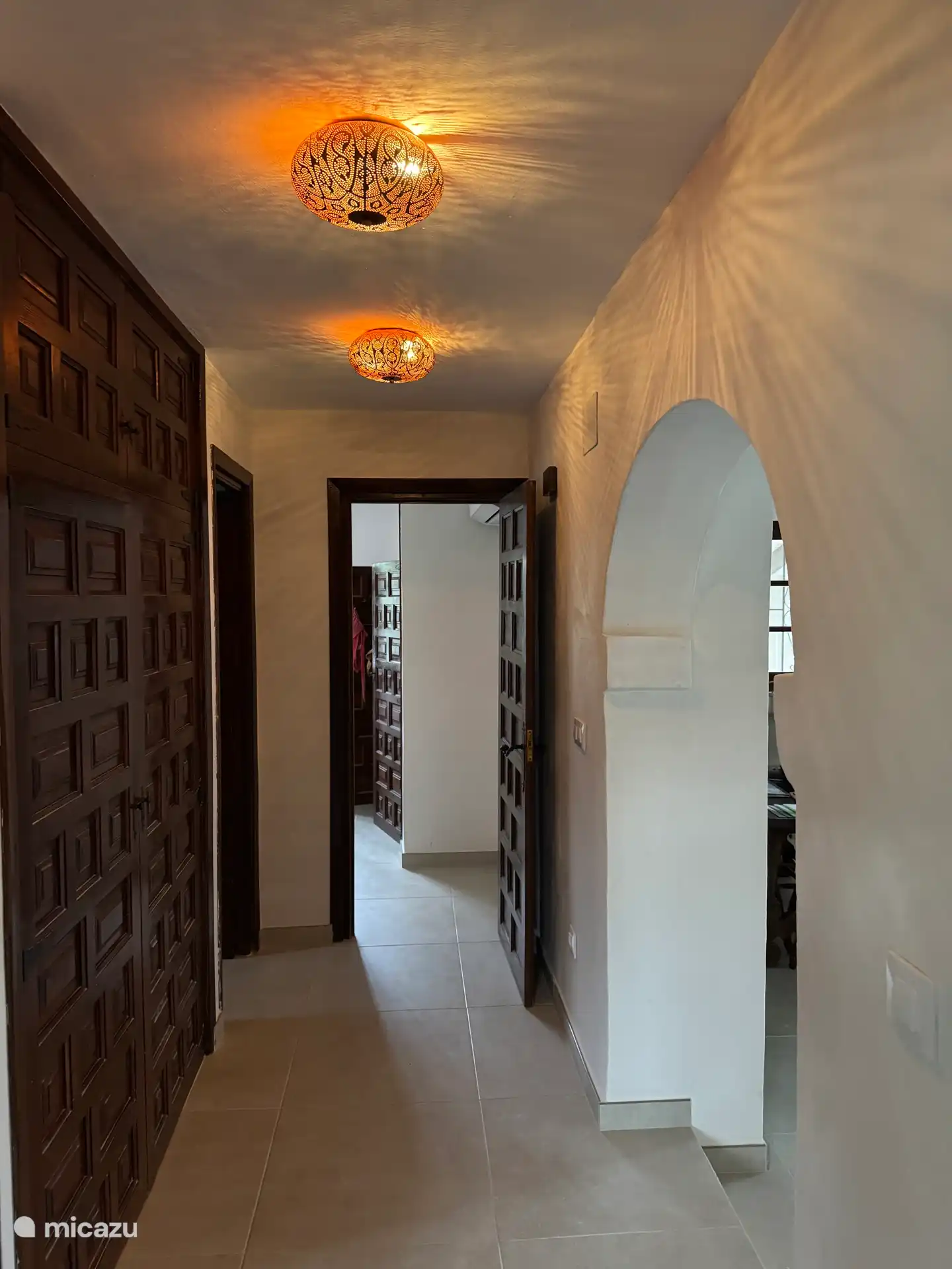 Halletje - achter in het huis - dat leidt naar de slaapvertrekken en de badkamers.