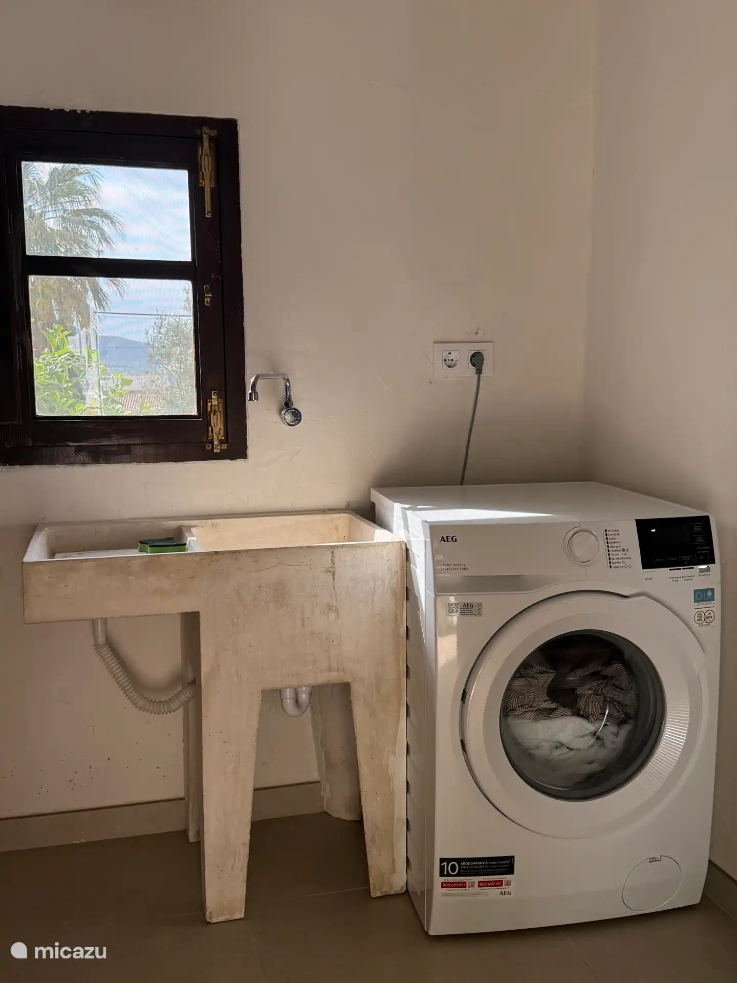 Bijkeuken met wasmachine.