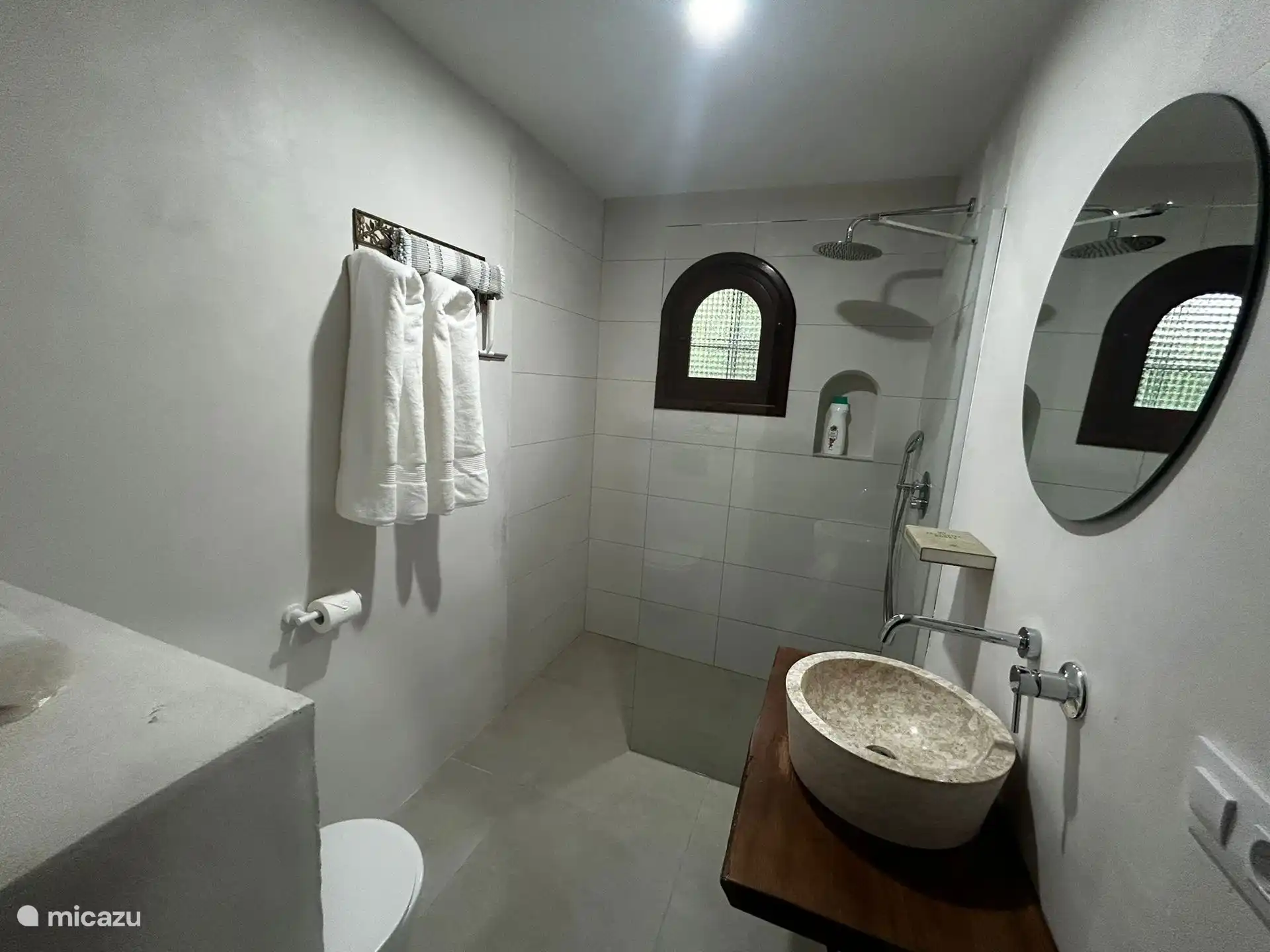 2 identieke badkamers met regendouche, handdouche, wastafel en toilet.