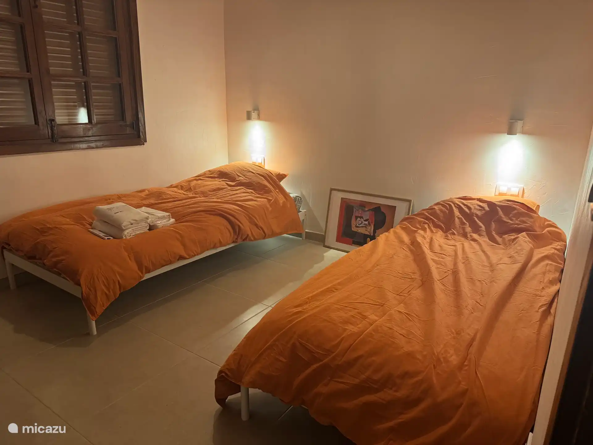 Slaapkamer: met twee één persoonsbedden. Rolluik, inbouwkast en eigen airco. 